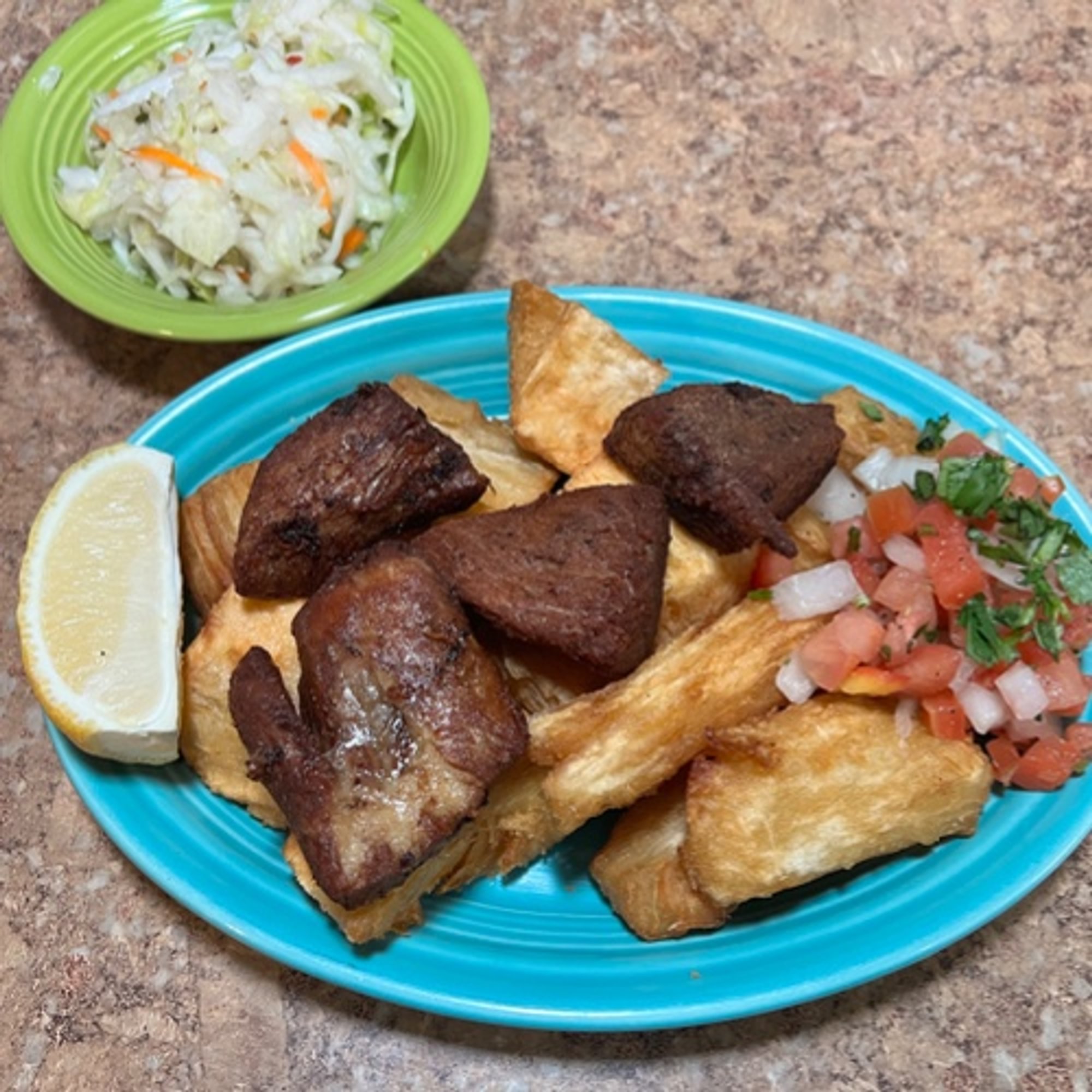 Yuca Con Pollo O Chicharrón