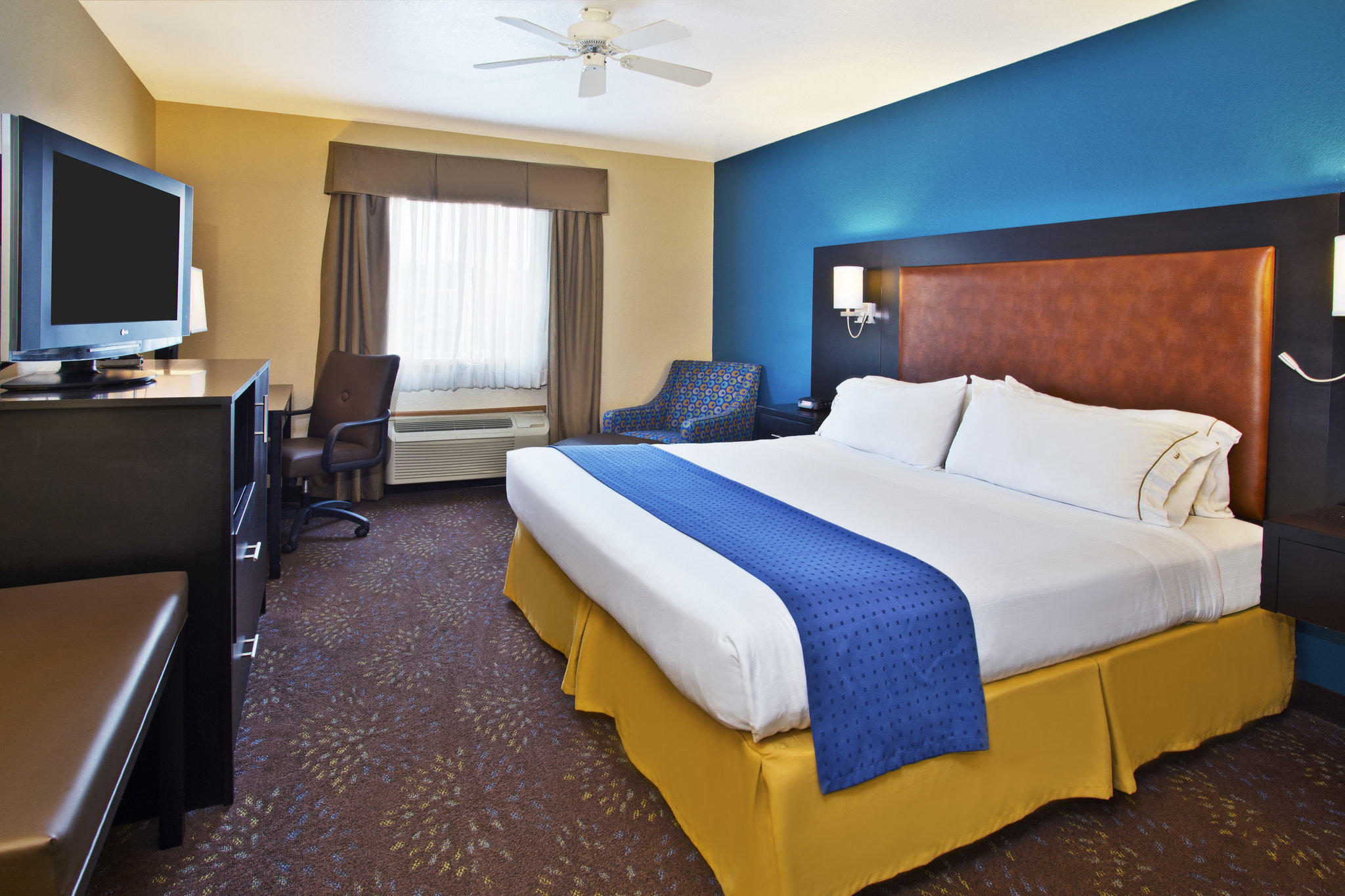 Holiday Inn Express Mackinaw City Photo