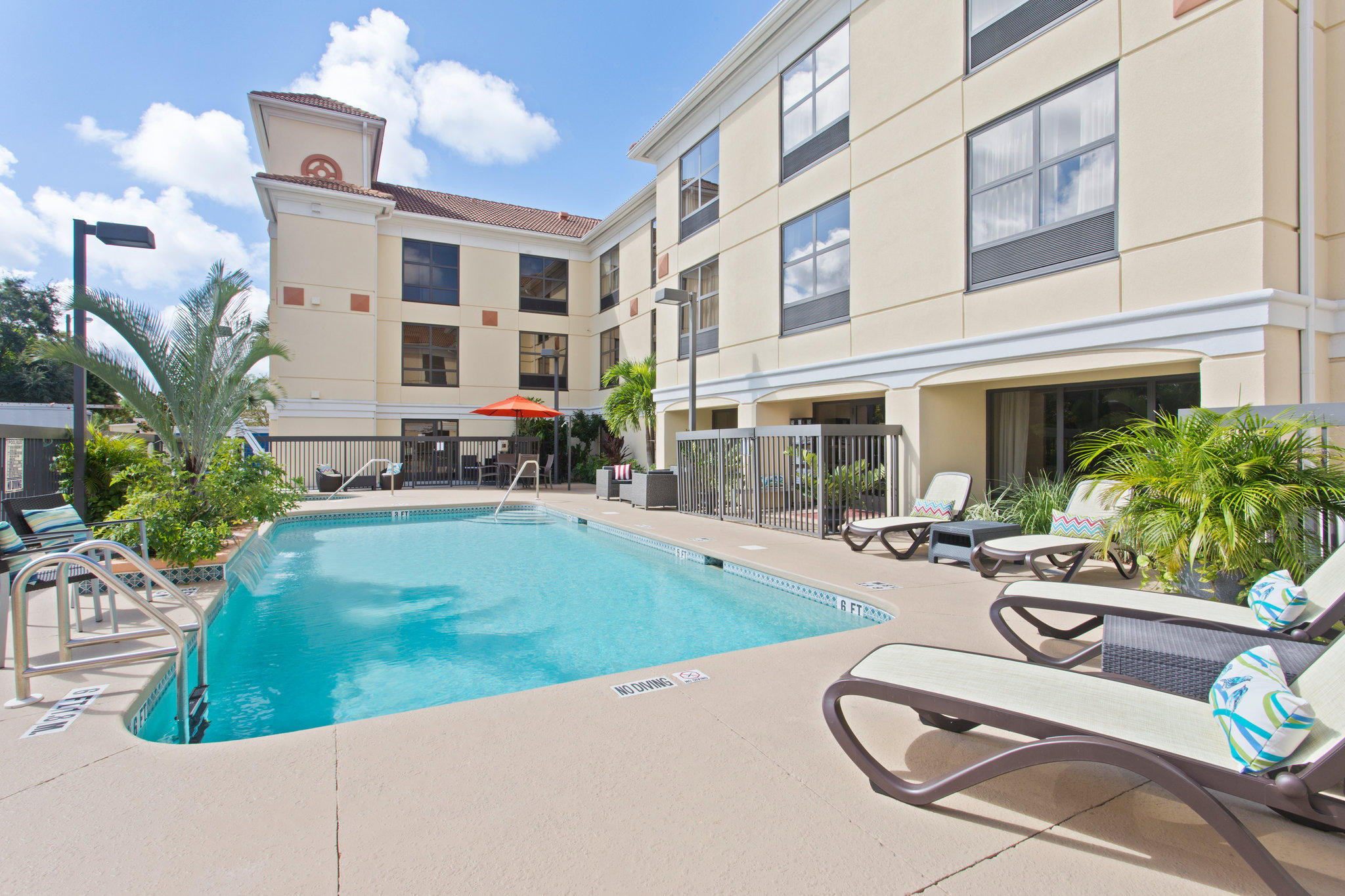 Holiday Inn Express & Suites Clearwater North/Dunedin Photo