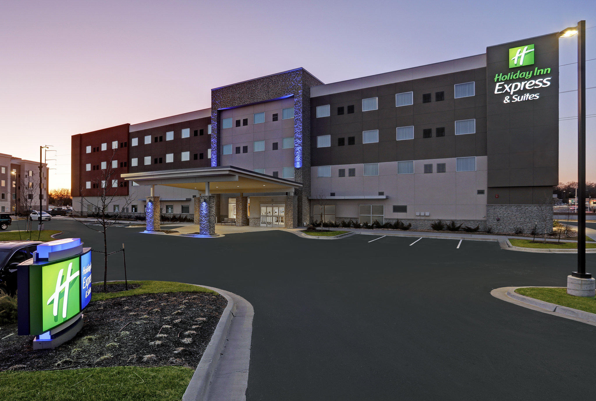 Holiday Inn Express & Suites Lenexa - Overland Park Area Photo