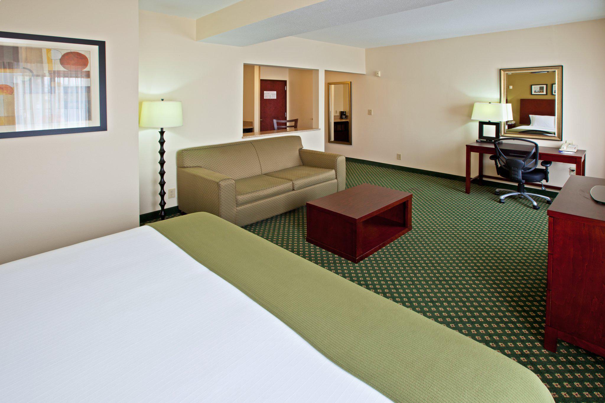 Holiday Inn Express & Suites Indianapolis - East Photo