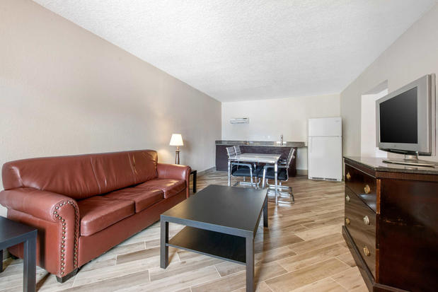 Images Clarion Inn & Suites