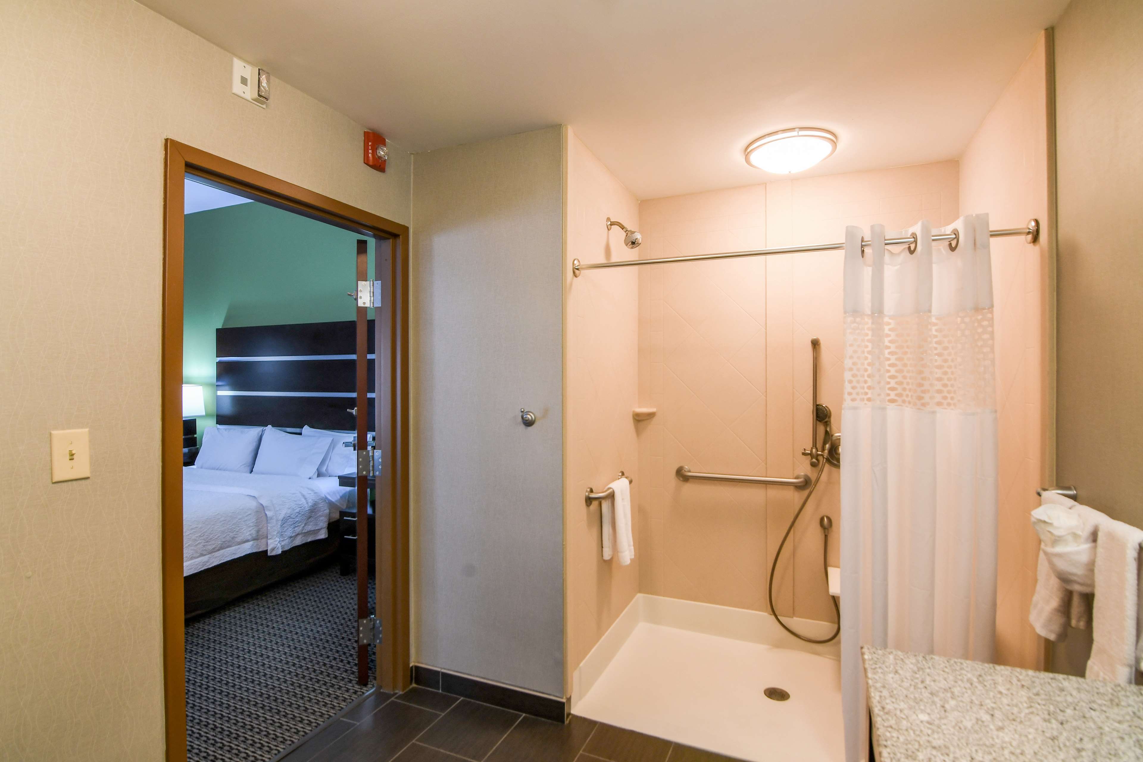 Guest room bath
