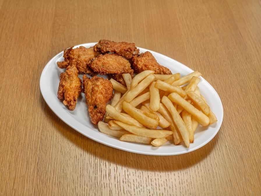 Alitas De Pollo Con Papas Fritas / Chicken Wings with French Fries