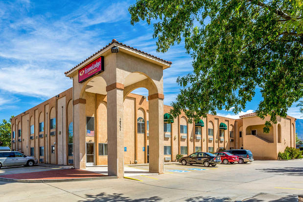 Images Econo Lodge Inn & Suites