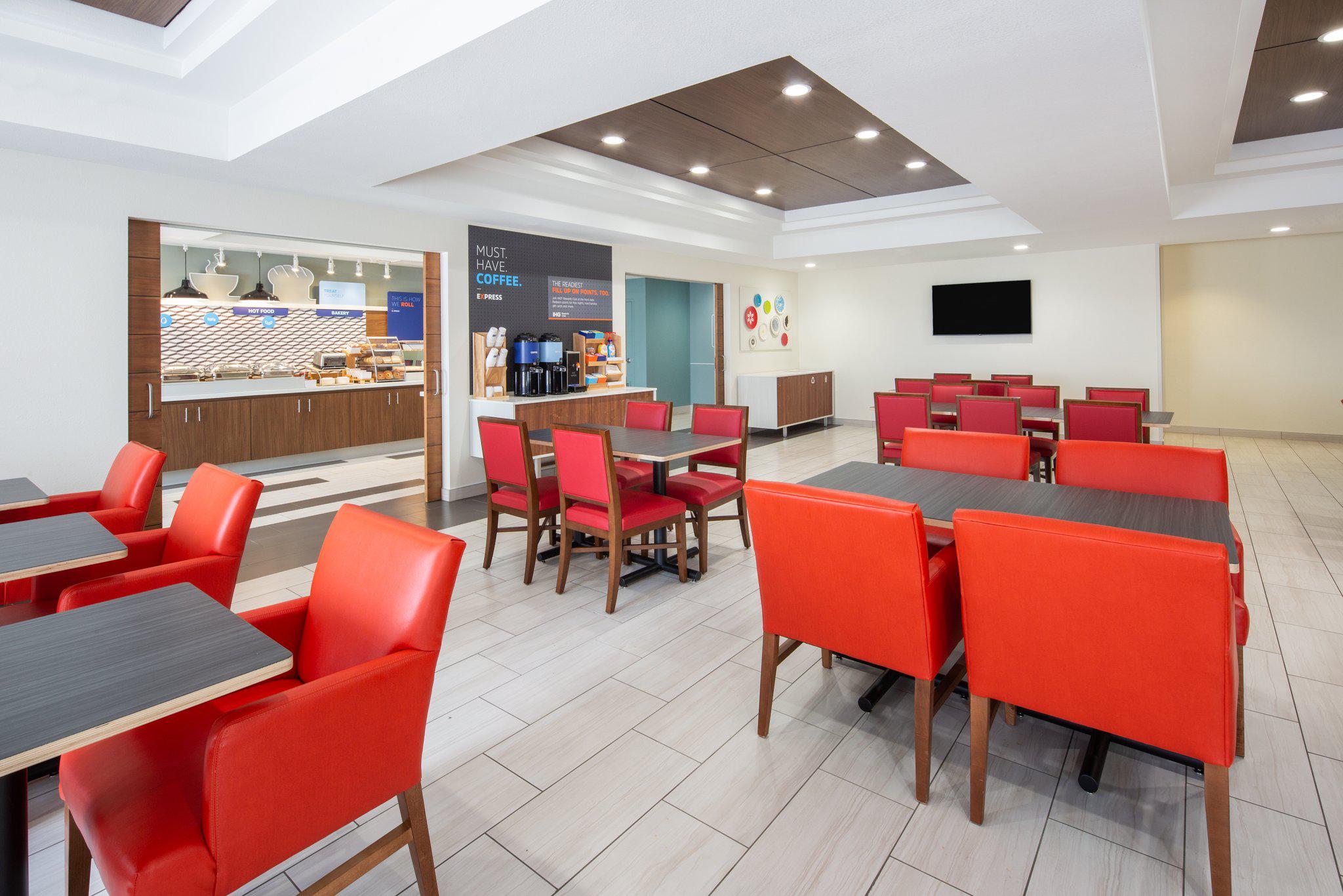 Holiday Inn Express & Suites Surprise Photo