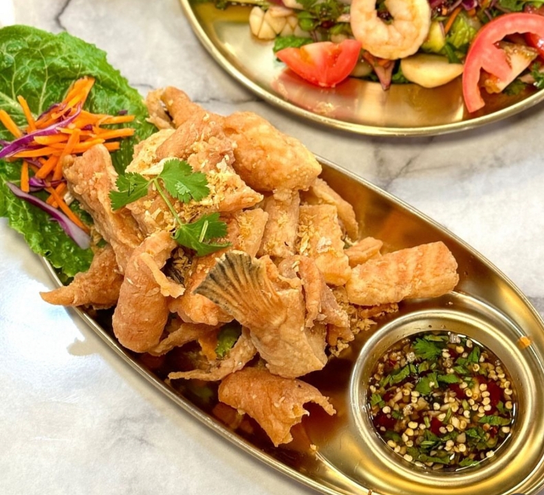 Fried salmon belly with jel som