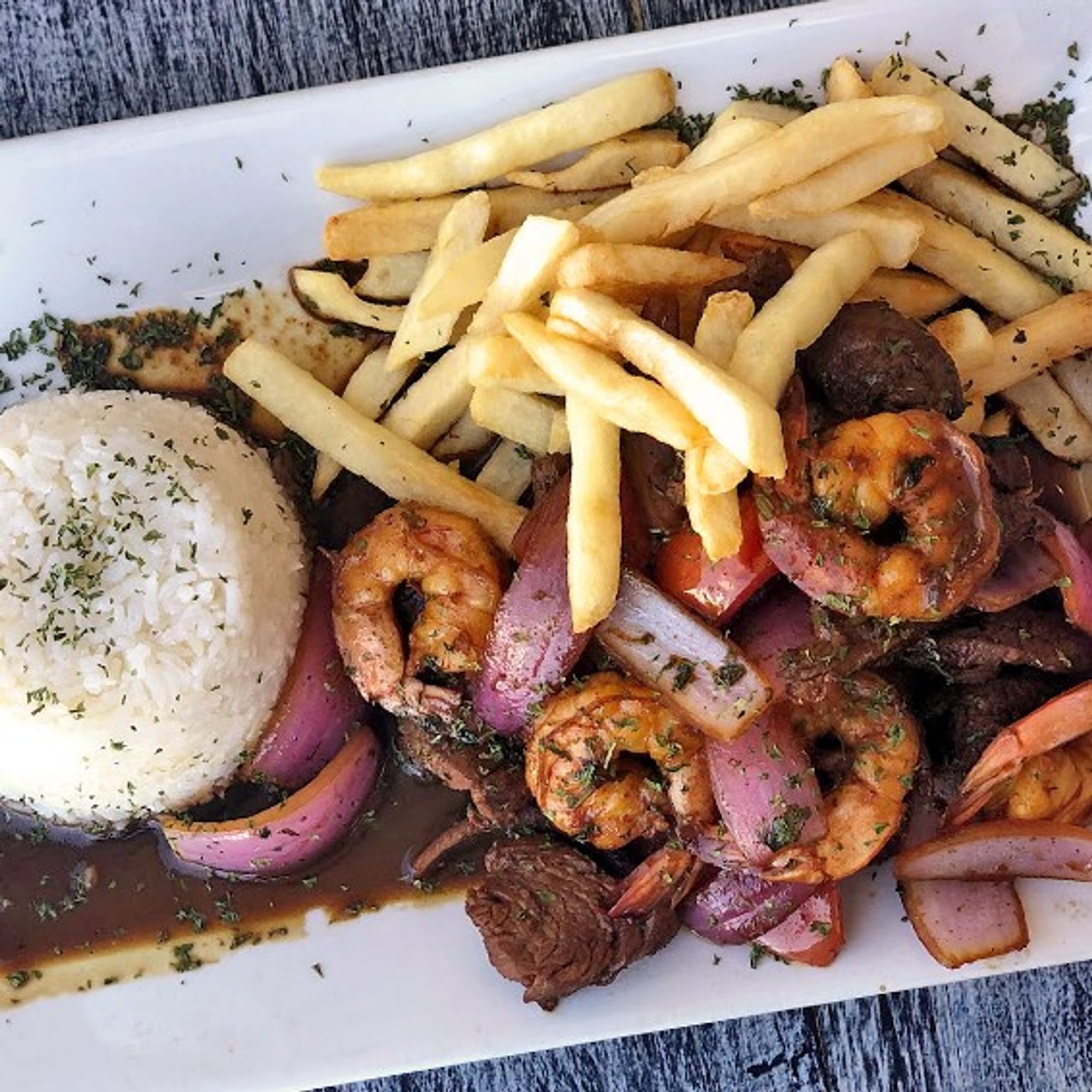 Lomo Mar y Tierra / Beef & Shrimp Saltados al Wok