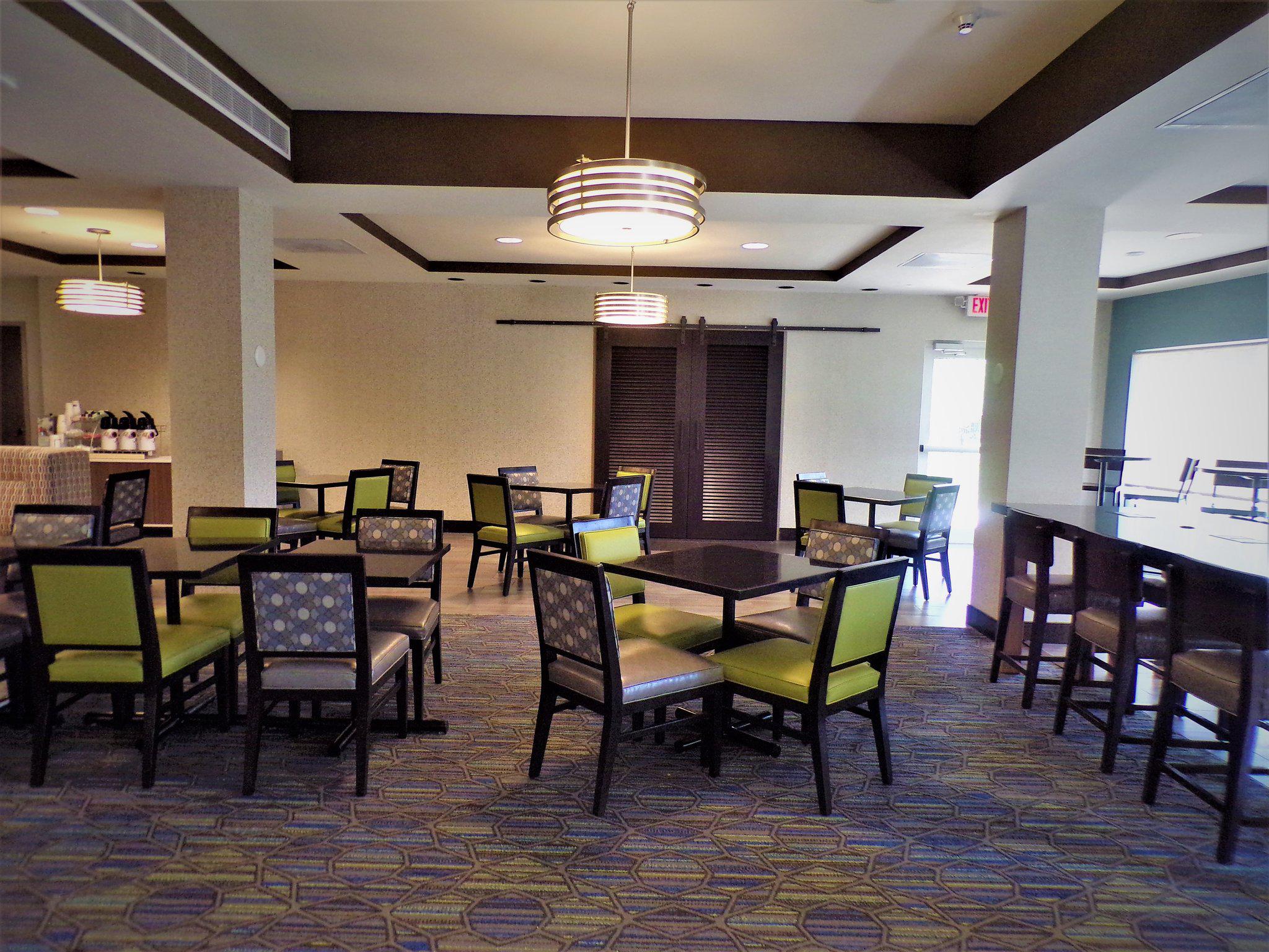 Holiday Inn Express & Suites Largo-Clearwater Photo