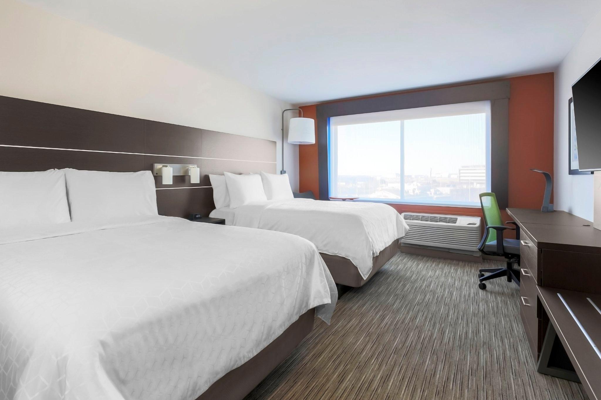 Holiday Inn Express & Suites Chicago O'Hare Airport Photo