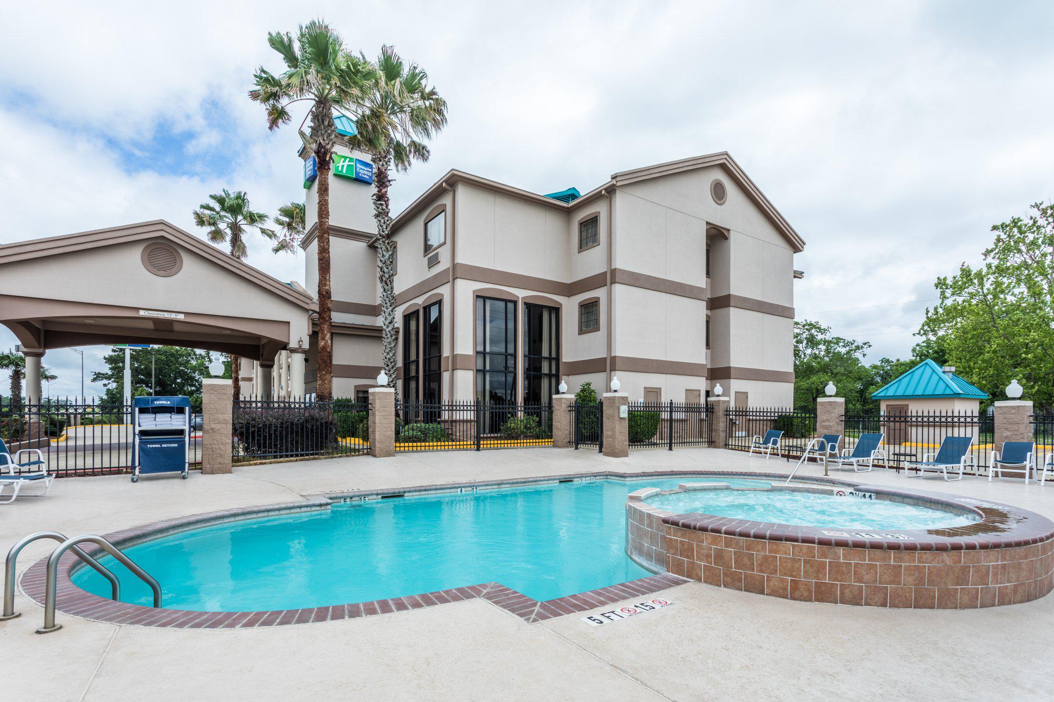 Holiday Inn Express & Suites Lake Charles Photo