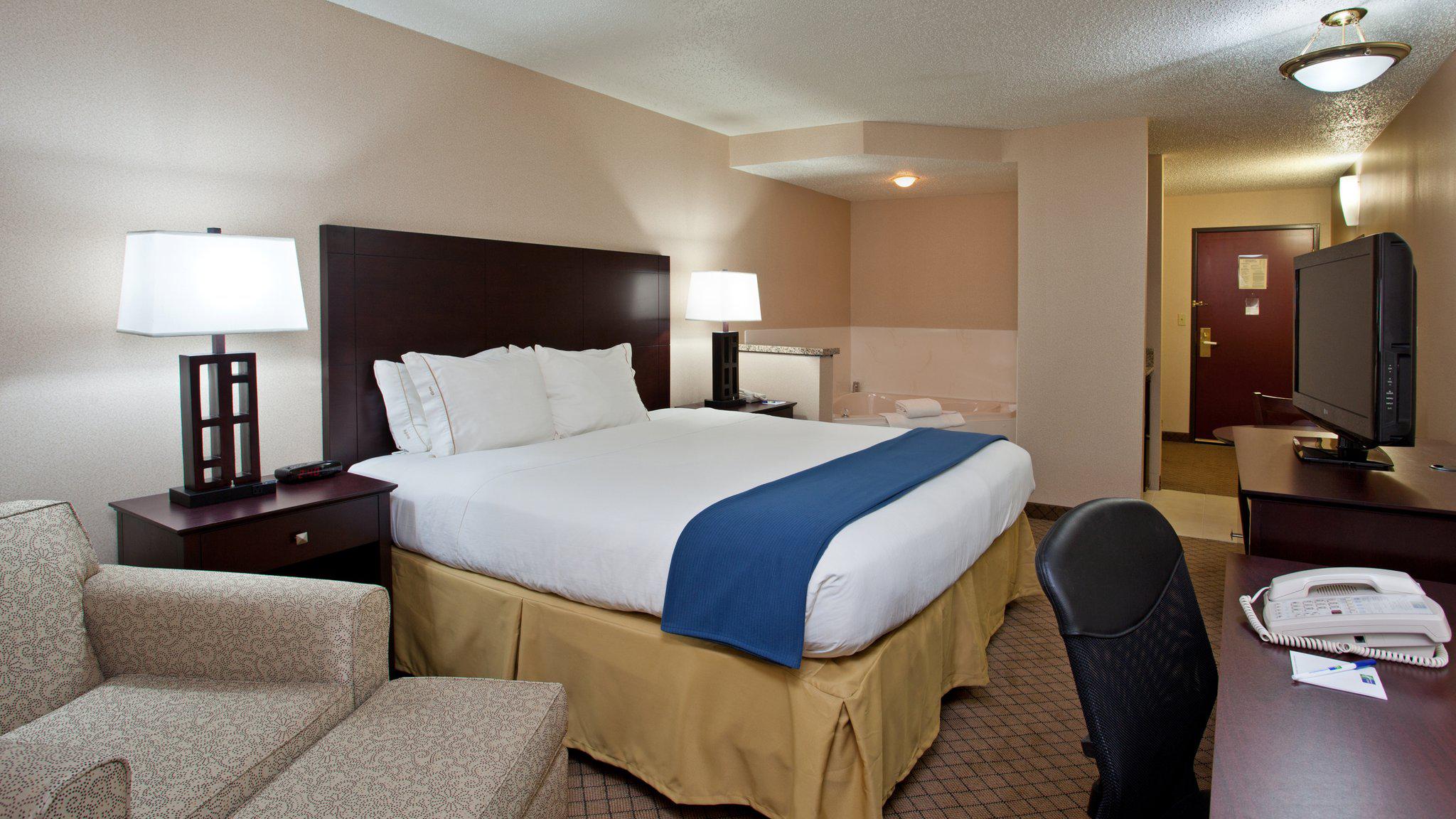 Holiday Inn Express & Suites Wadsworth Photo