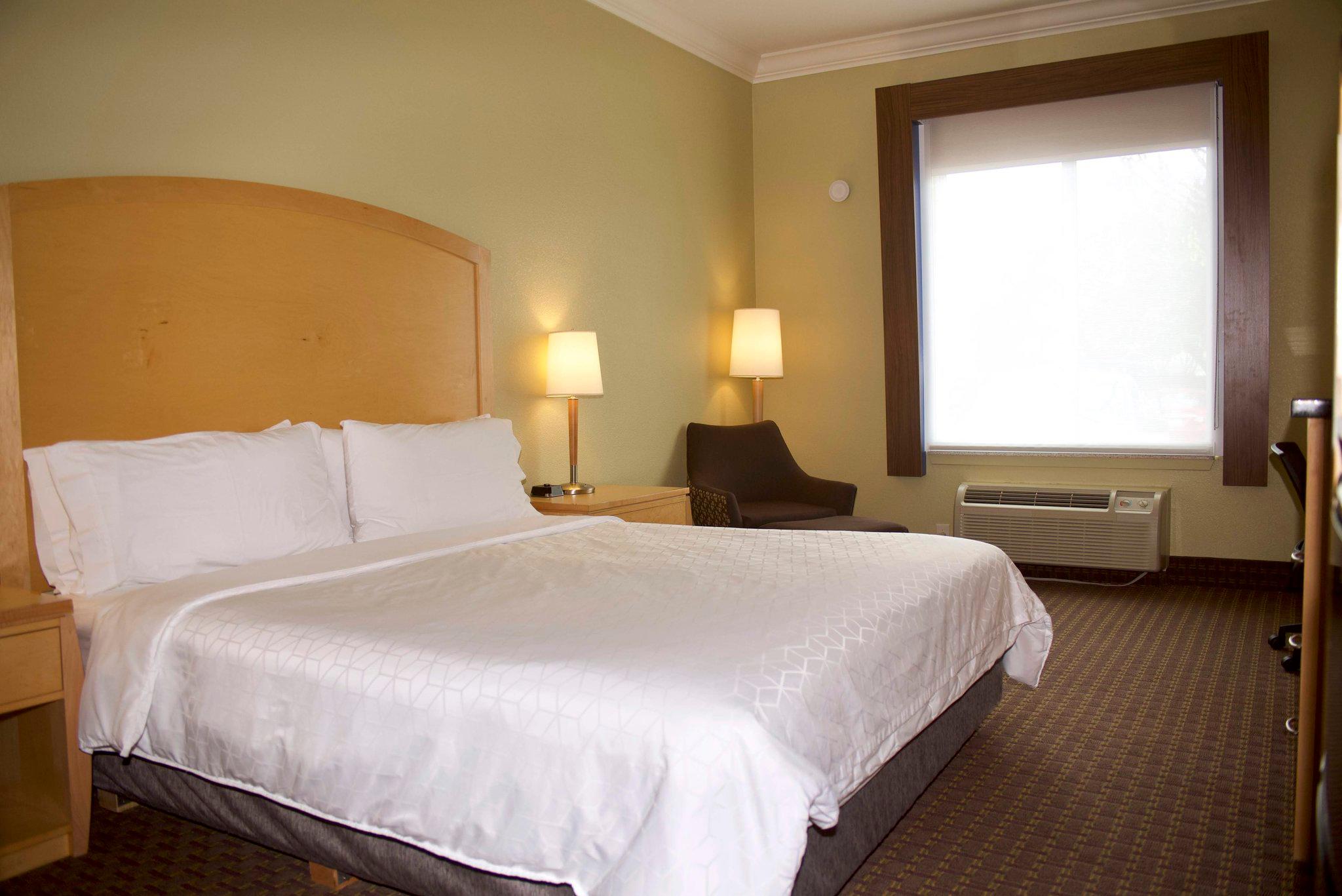 Holiday Inn Express & Suites Vacaville Photo
