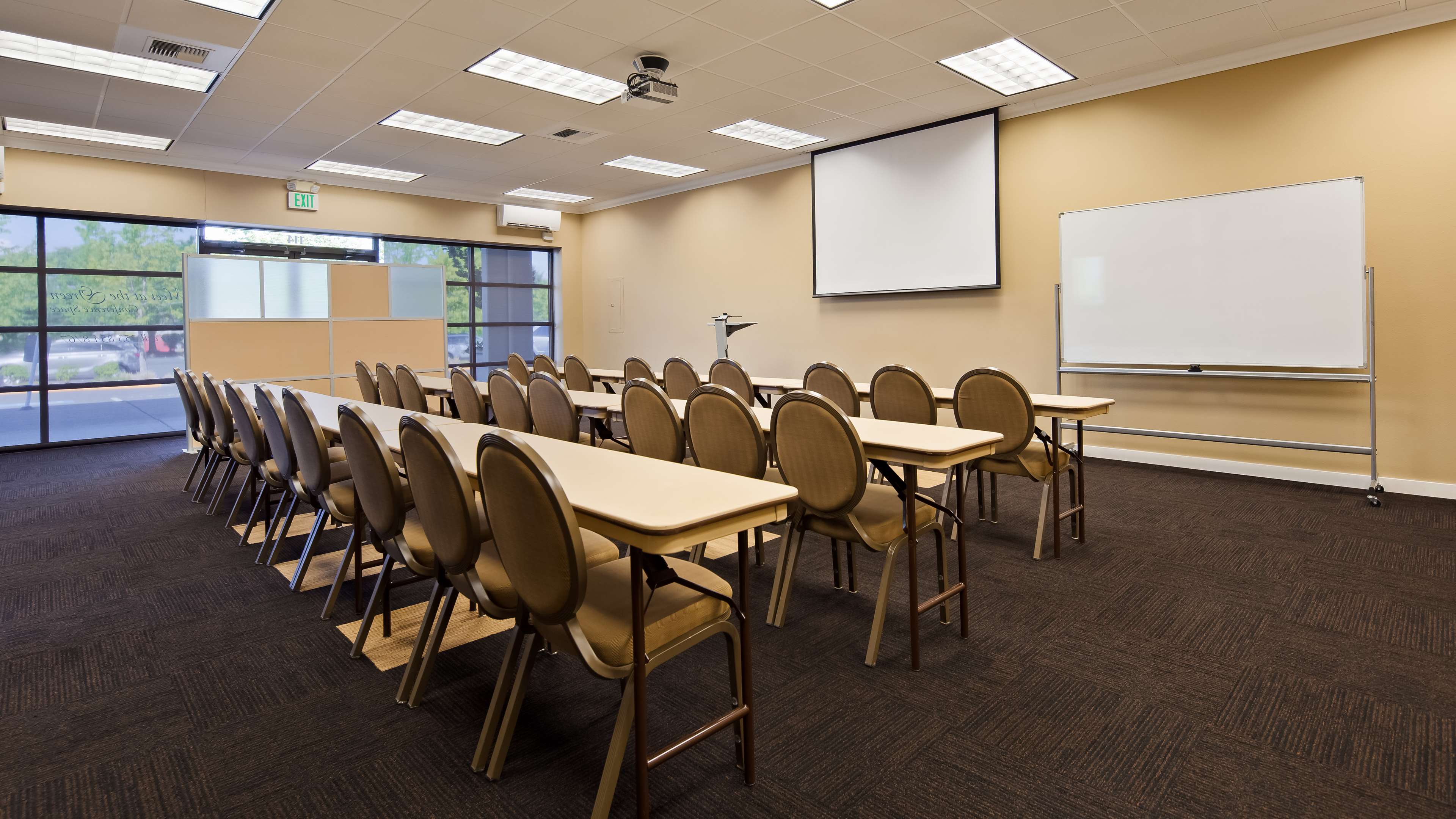 Best Western Plus Plaza by the Green Photo