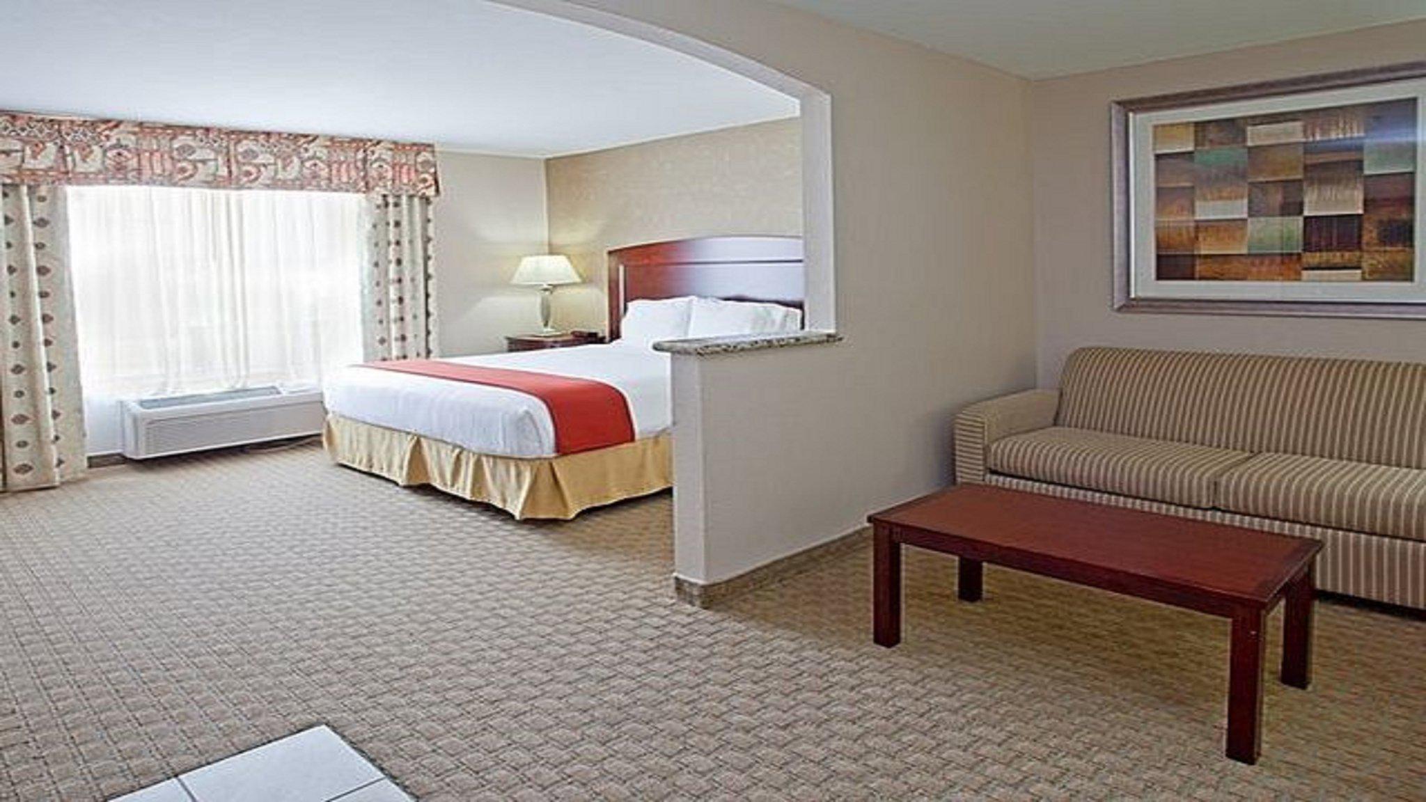 Holiday Inn Express & Suites College Station Photo