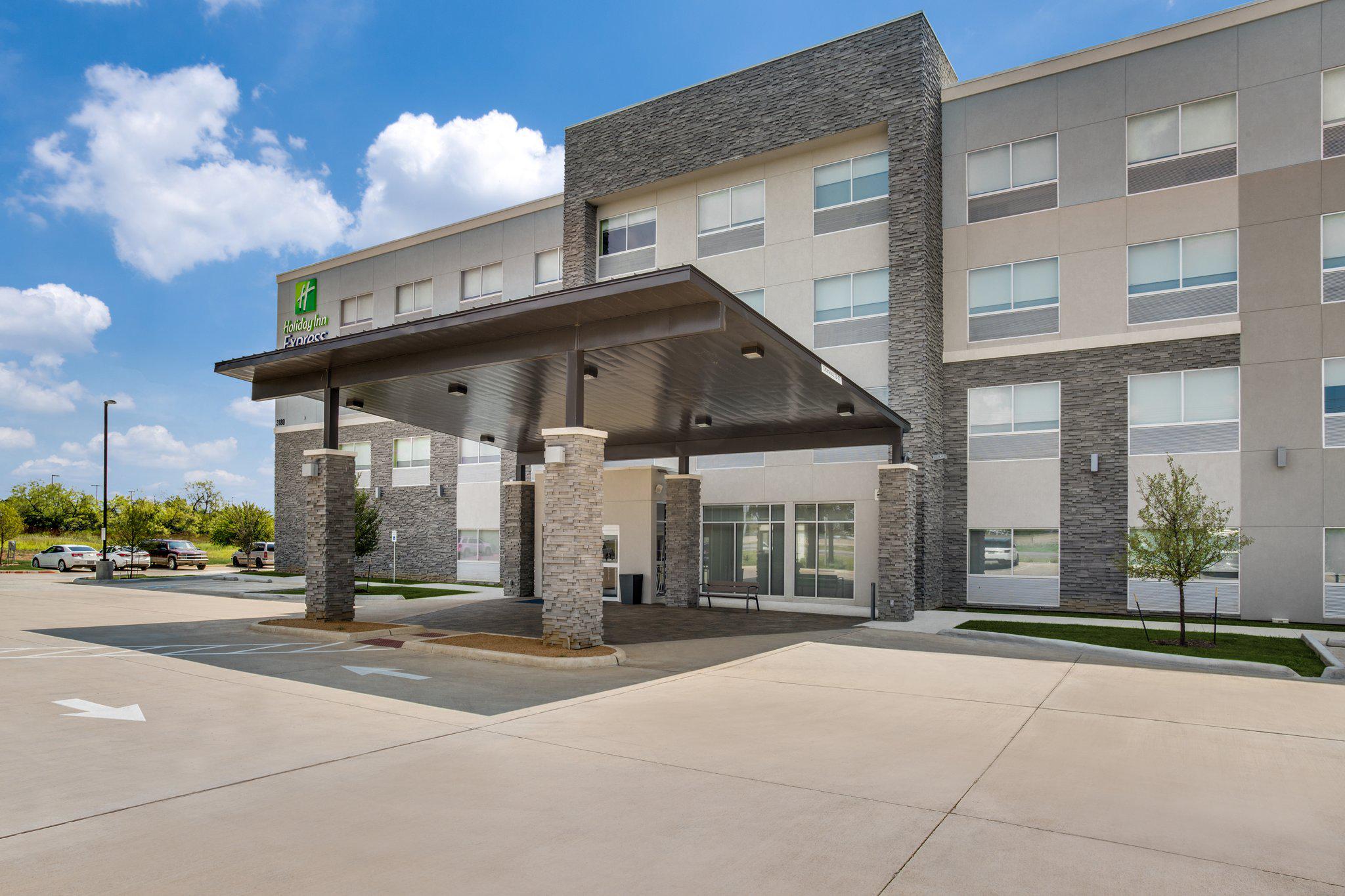 Holiday Inn Express & Suites Denton South Photo