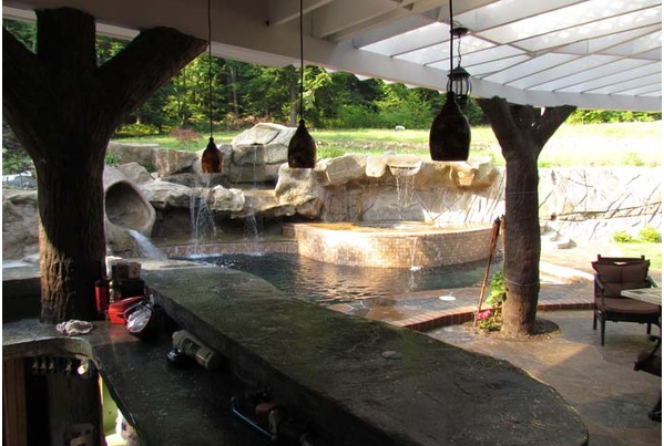 Red-Wolf Custom Outdoor Living Spaces Logo