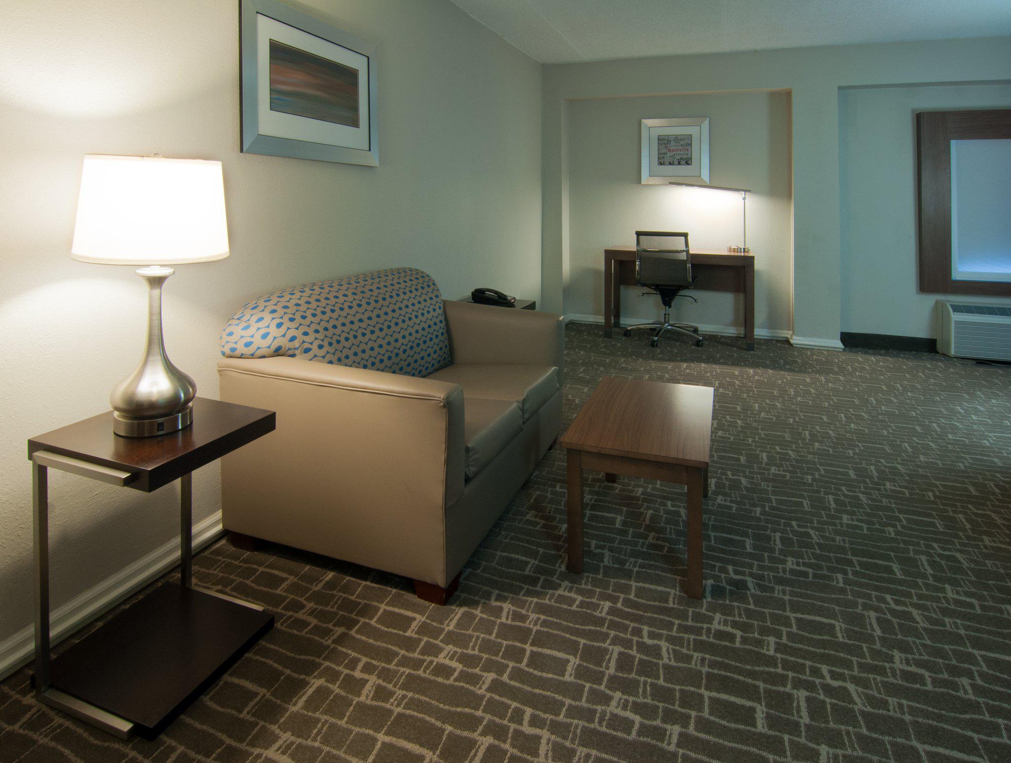 Holiday Inn Express & Suites Nashville-I-40&I-24(Spence Ln) Photo