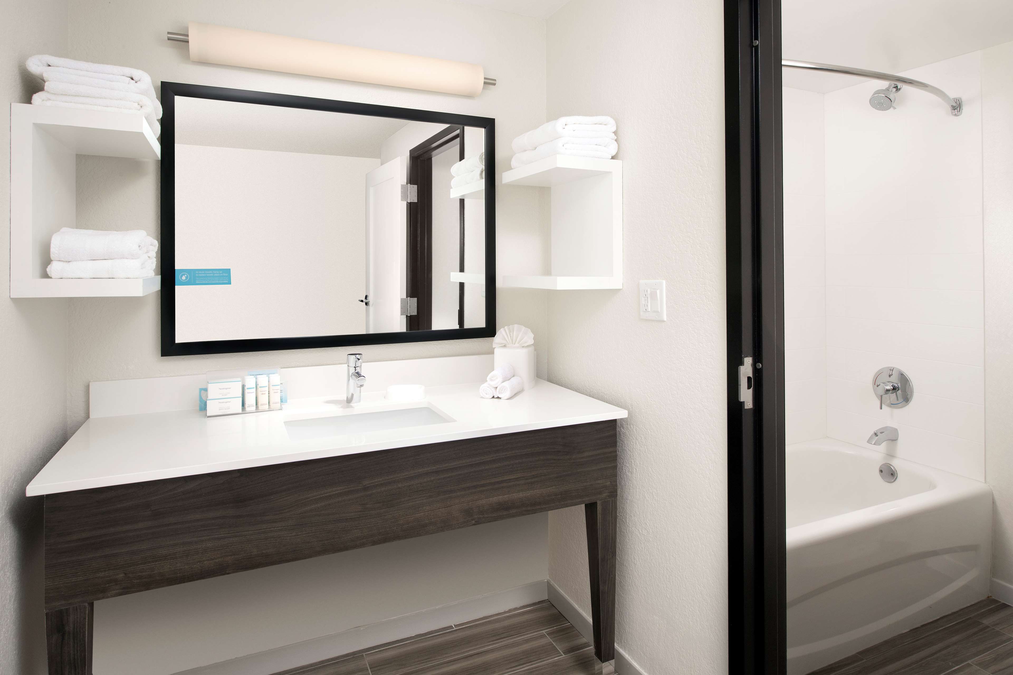 Guest room bath
