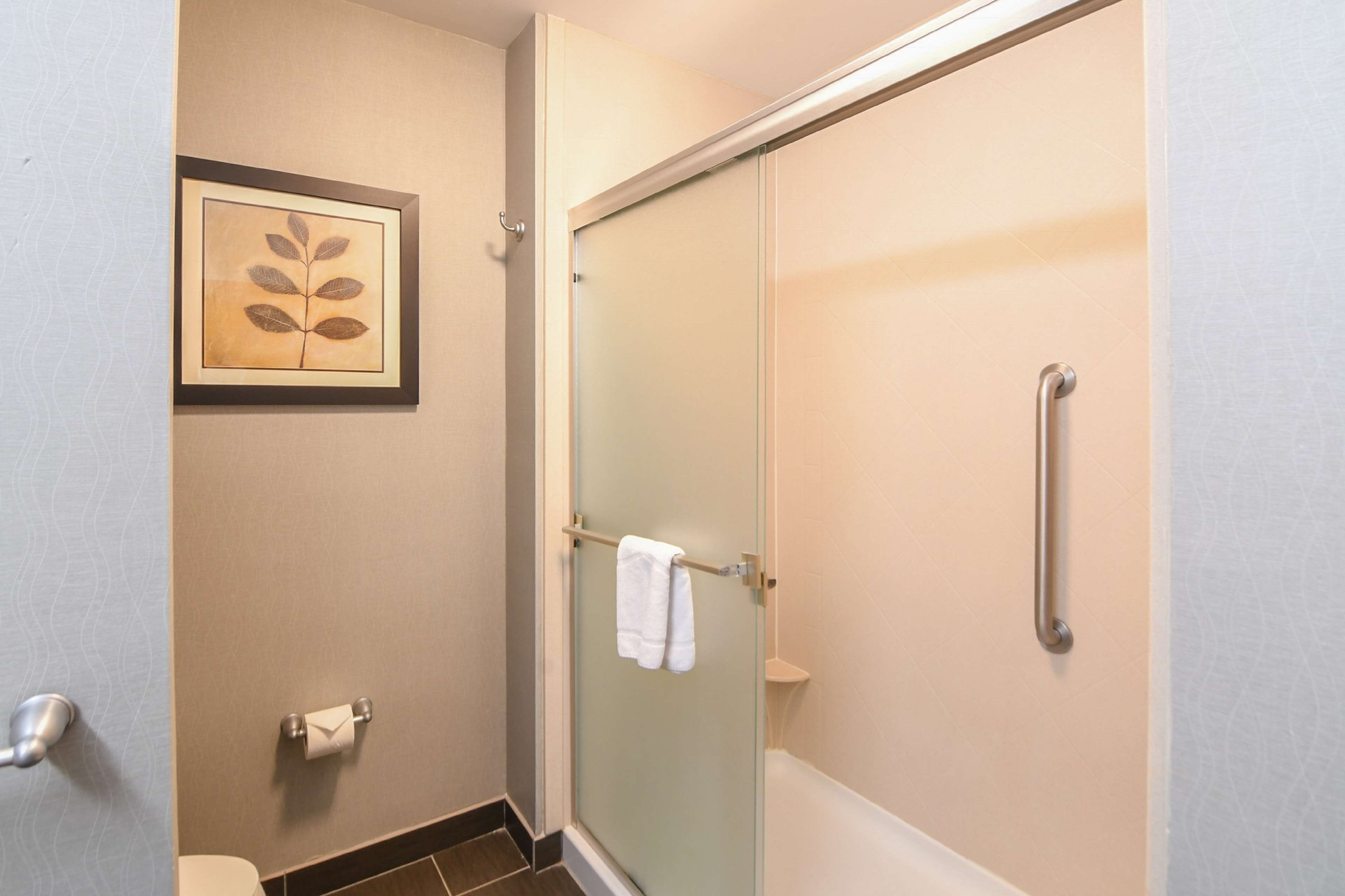 Guest room bath