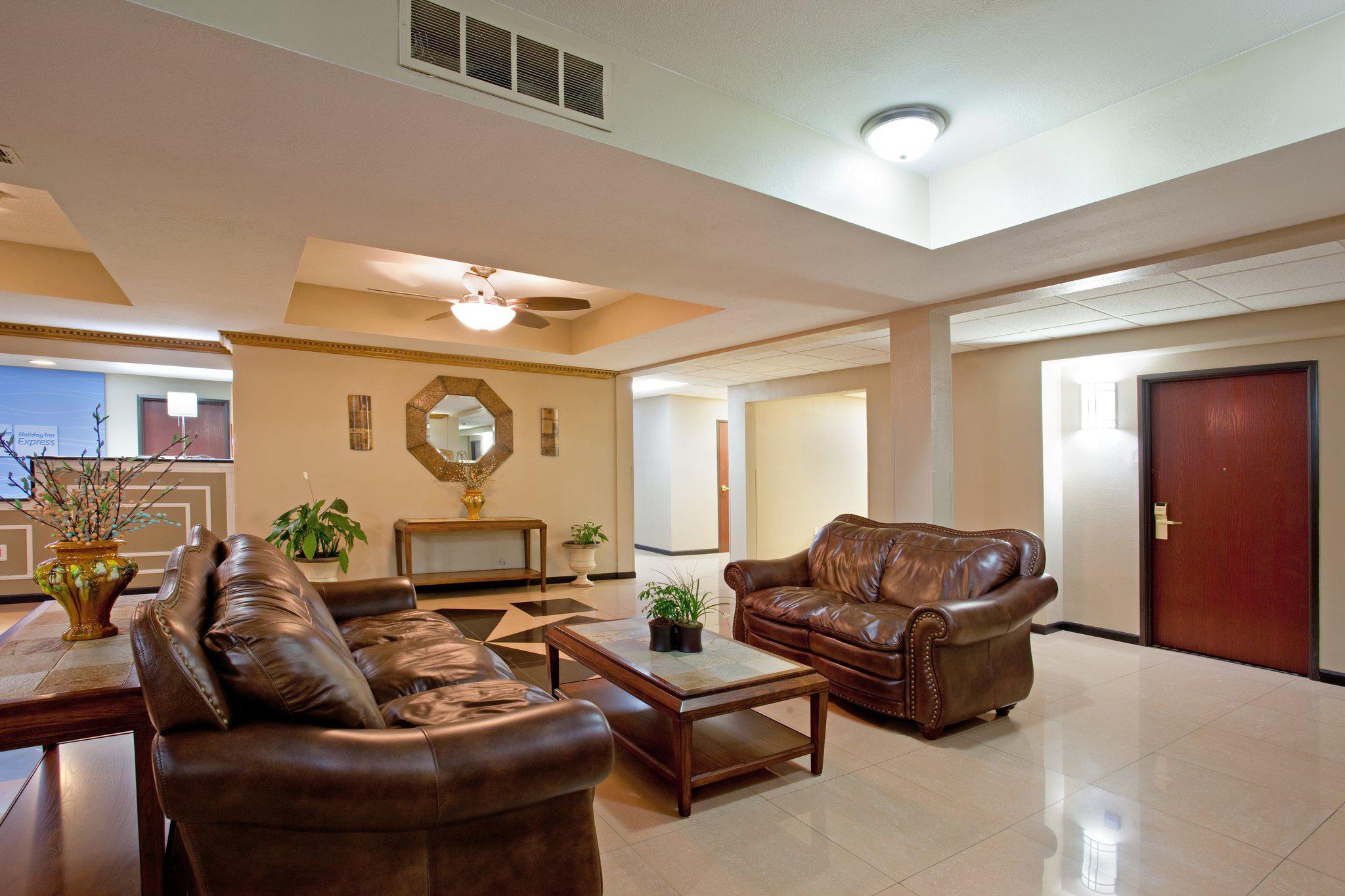 Holiday Inn Express & Suites Three Rivers Photo