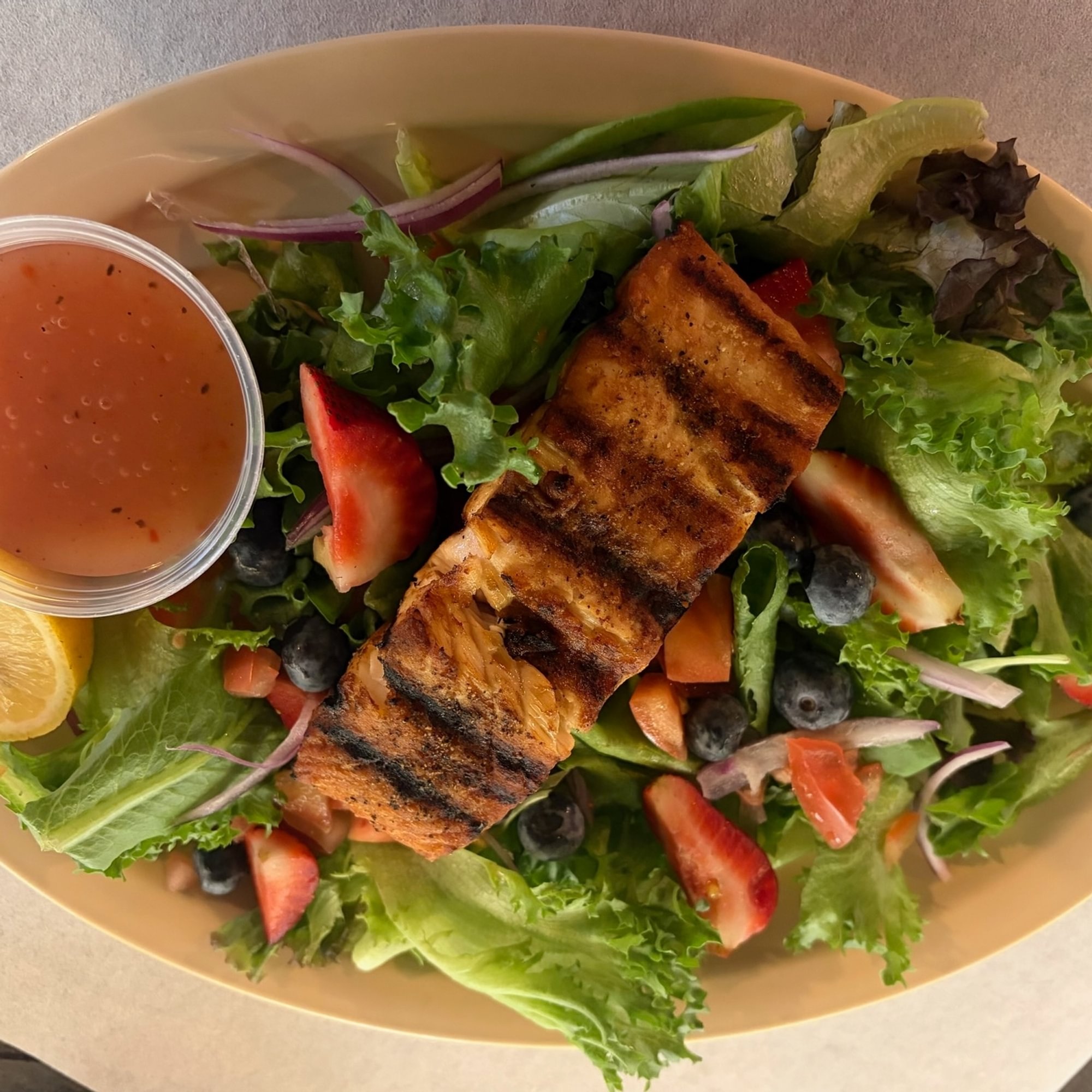 L- Grill Salmon & Mix Greens
