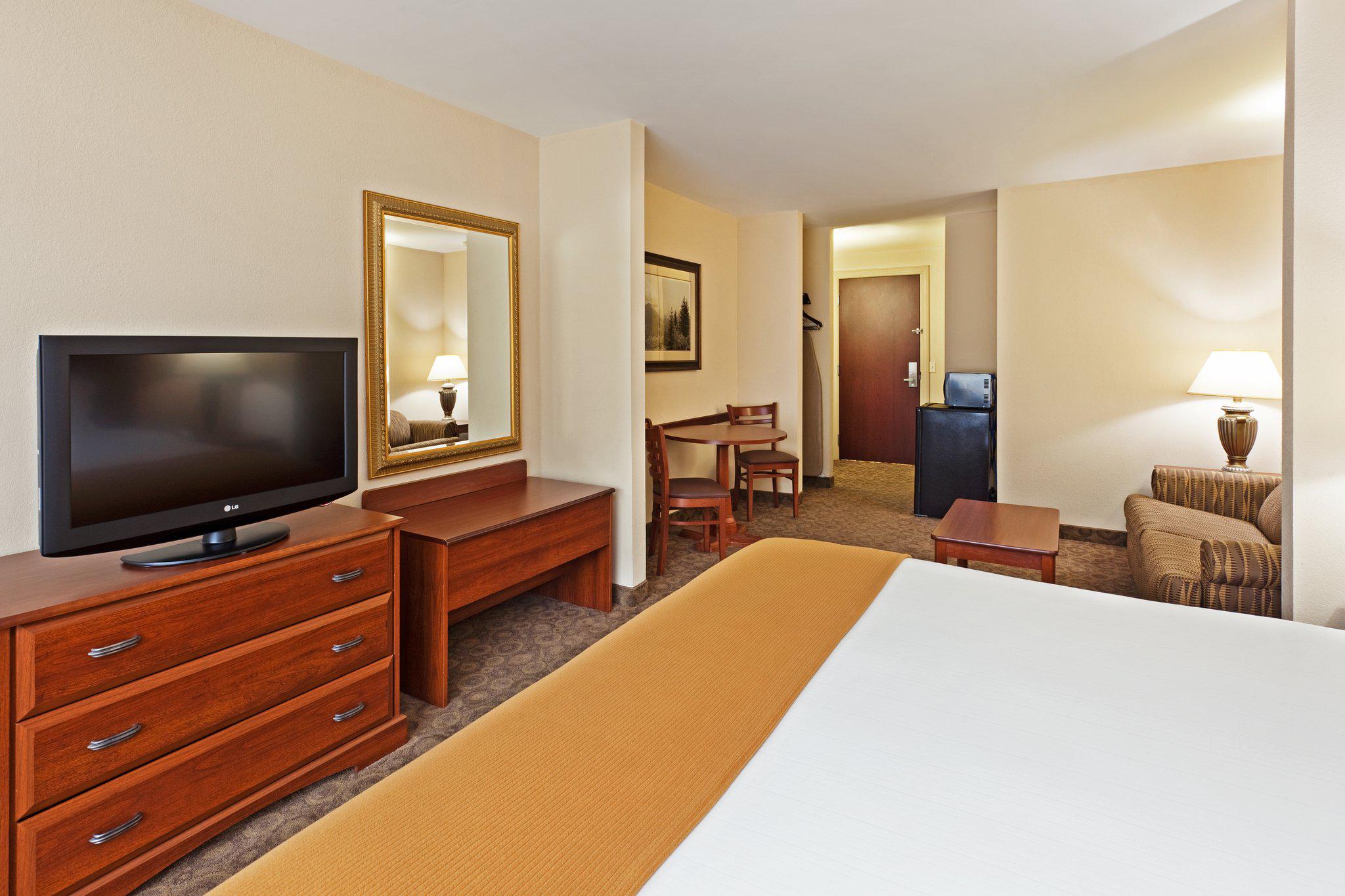 Holiday Inn Express & Suites Brevard Photo