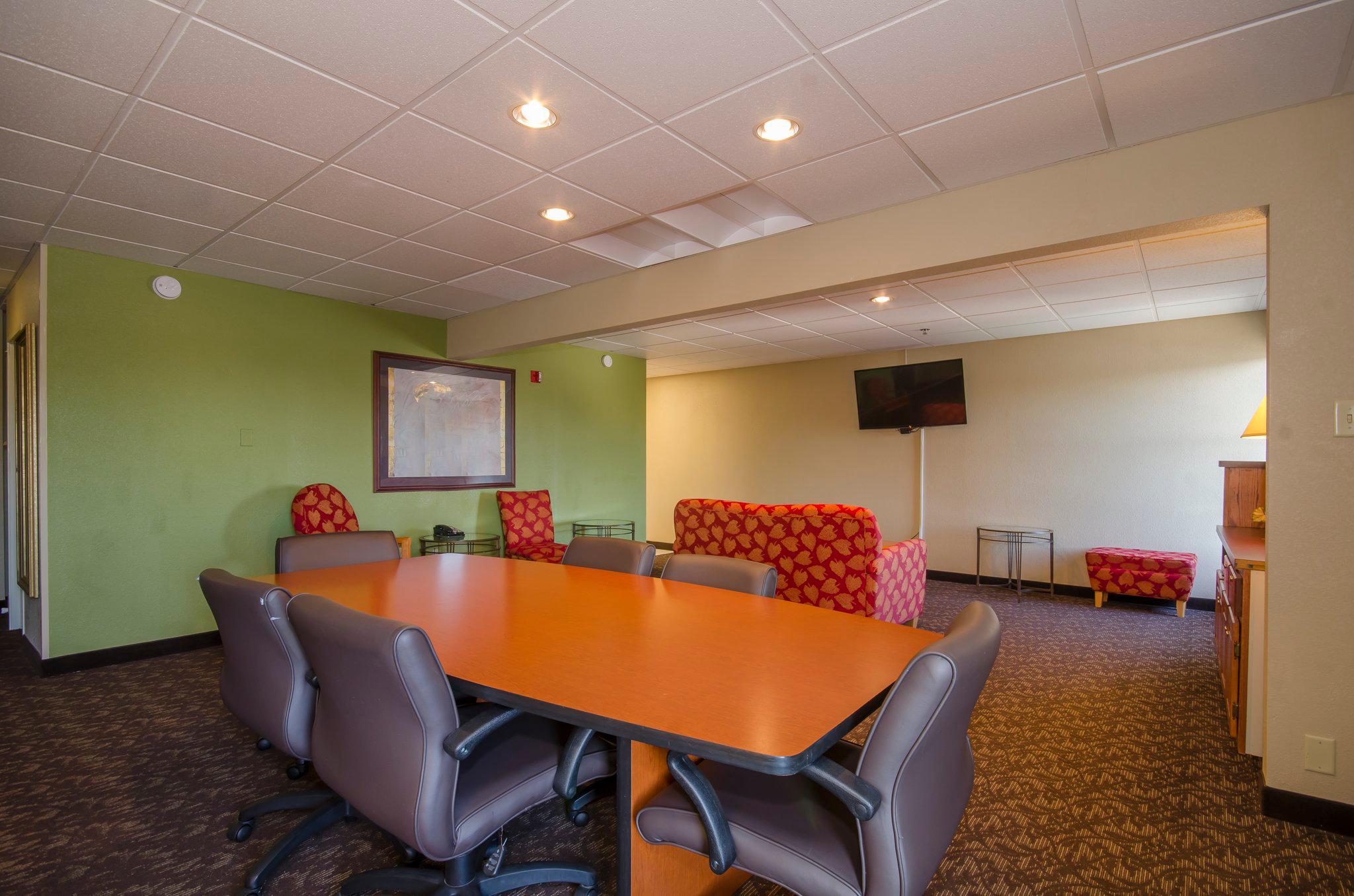 Holiday Inn & Suites Mansfield-Conference Ctr Photo