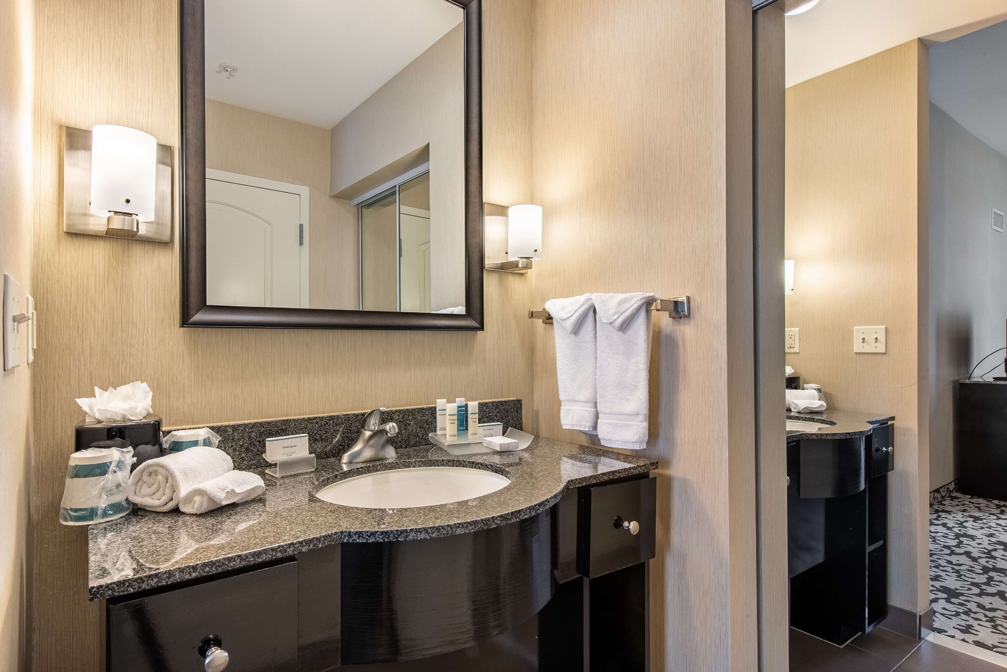 Guest room bath