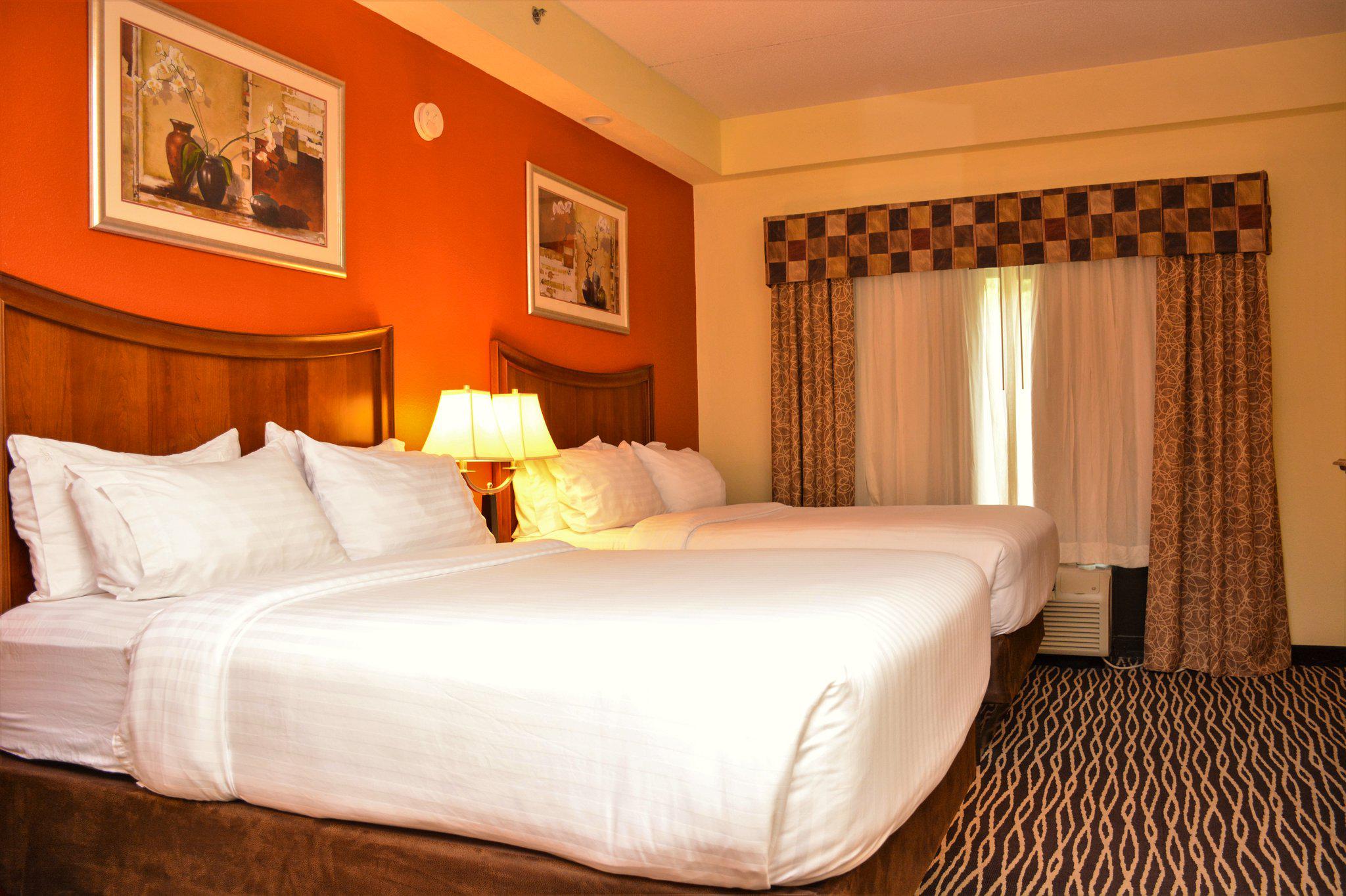 Holiday Inn Express & Suites Fayetteville-Ft. Bragg Photo