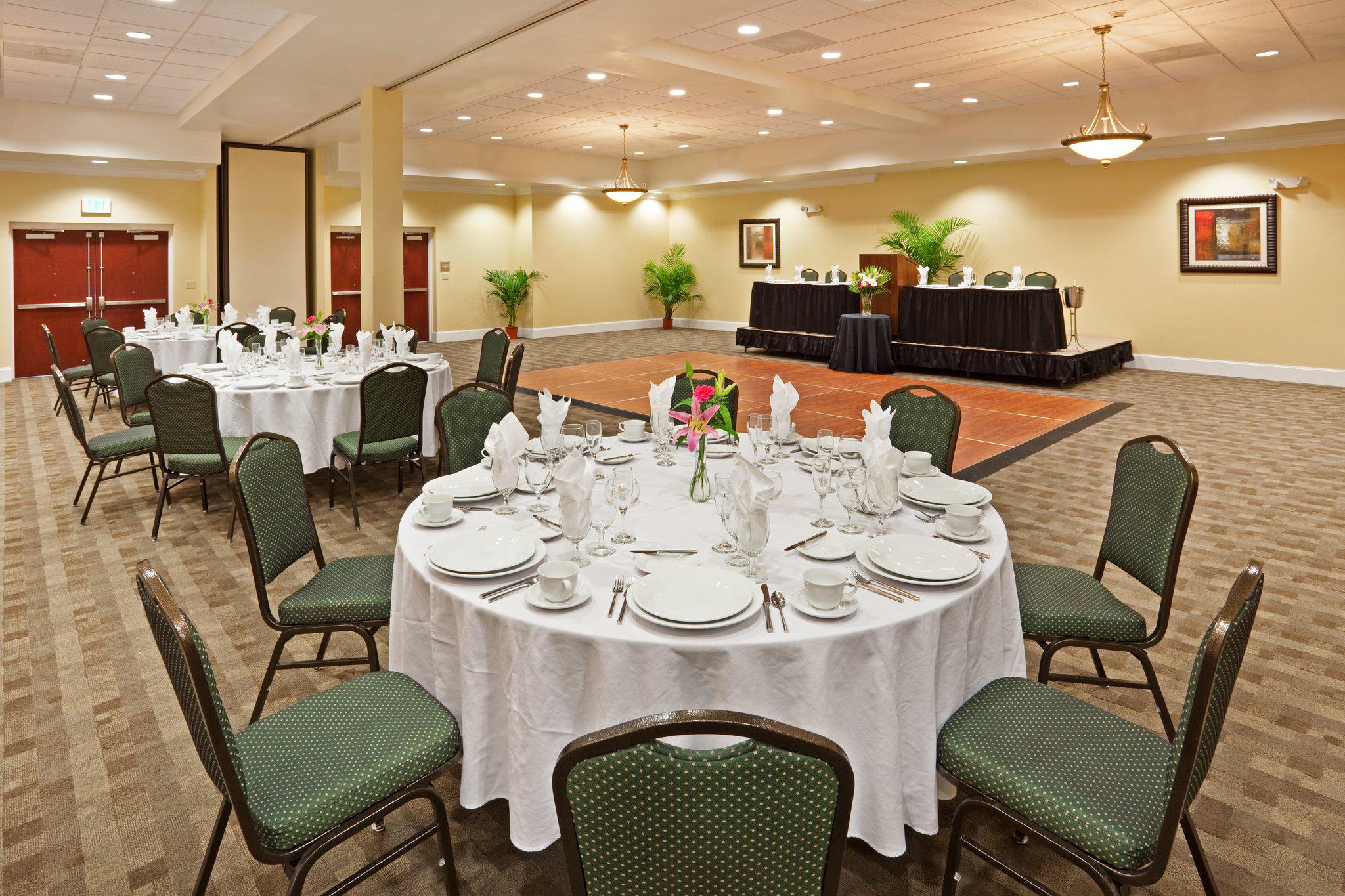 Holiday Inn & Suites Beaufort @ Highway 21 Photo