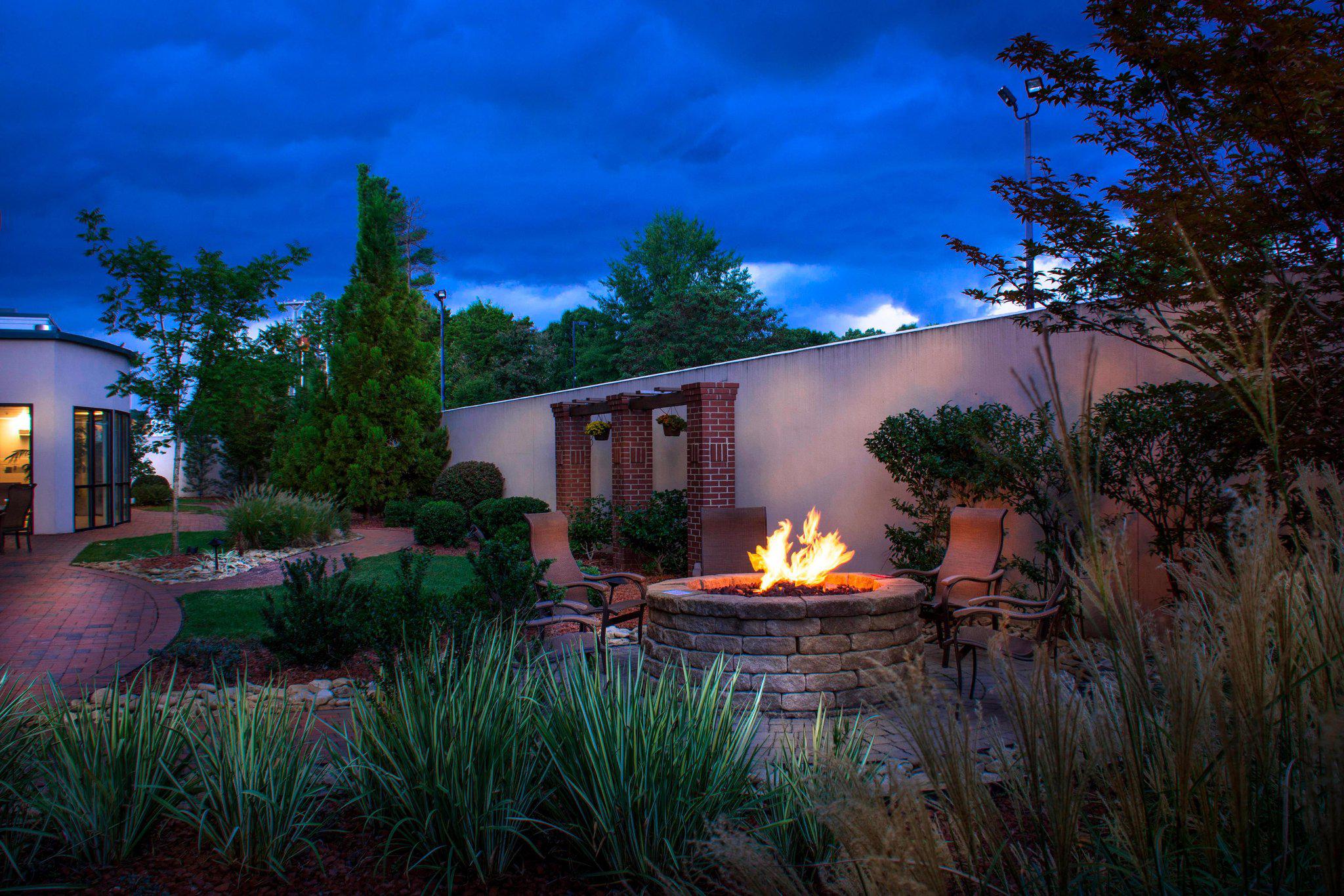 Courtyard by Marriott Greensboro Airport Photo