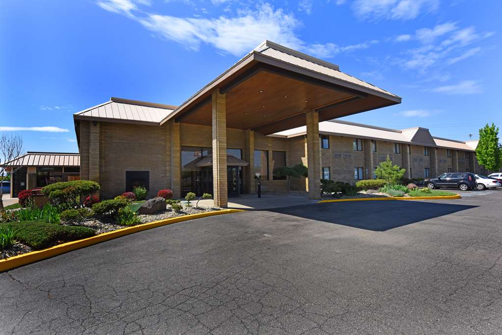 Best Western Plus Ahtanum Inn Image