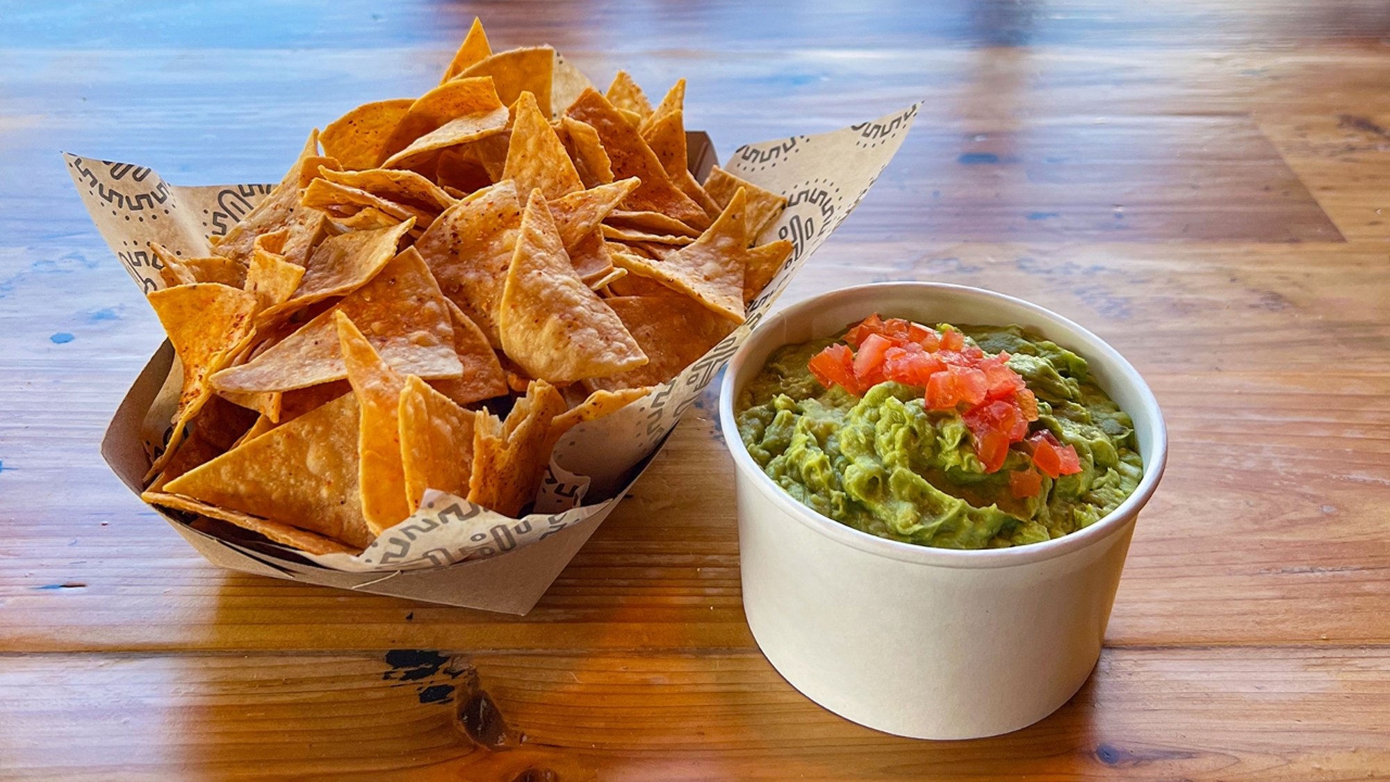 Large Guac & Housemade Chips (16 oz)