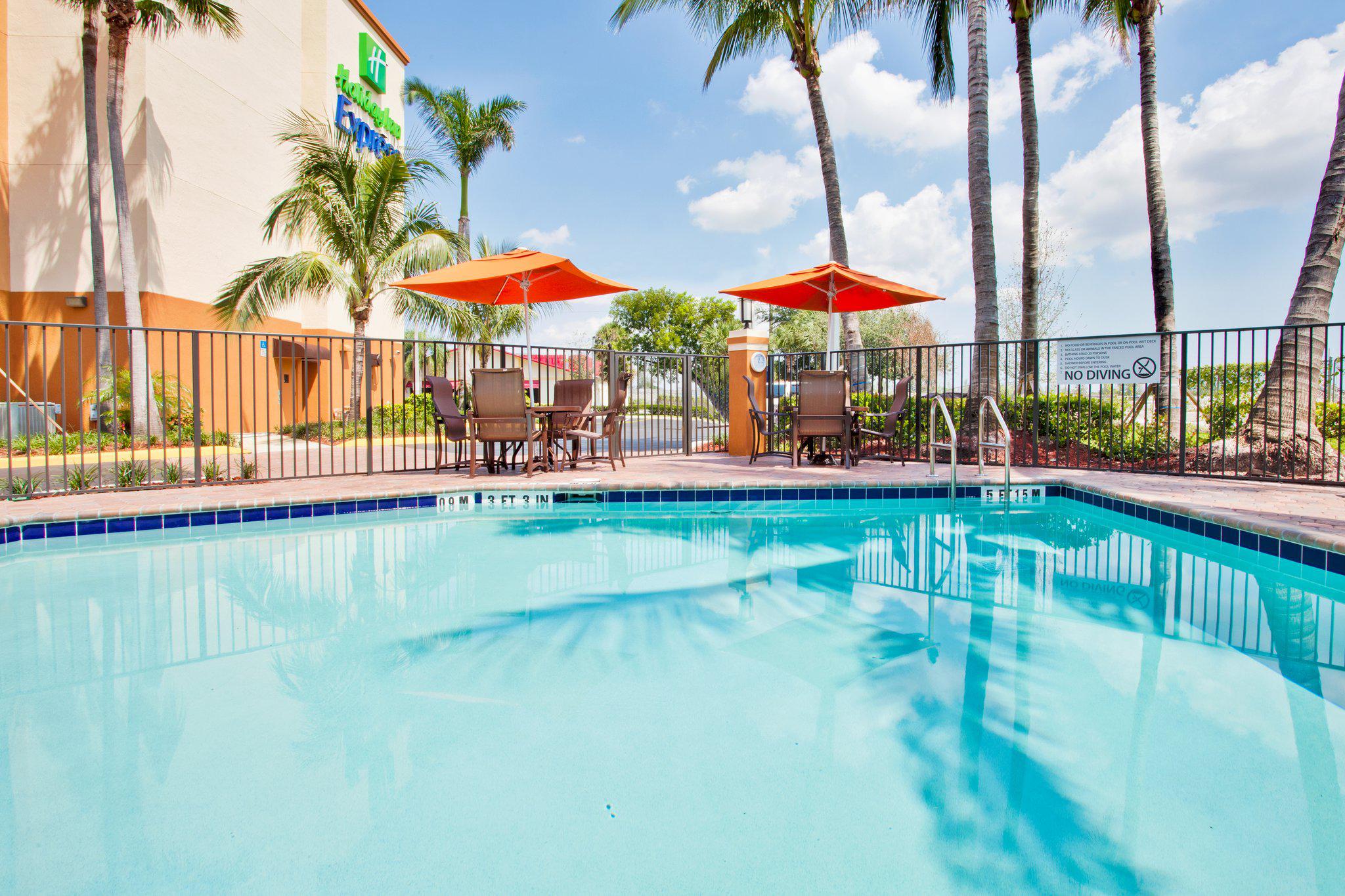 Holiday Inn Express & Suites Fort Lauderdale Airport West Photo