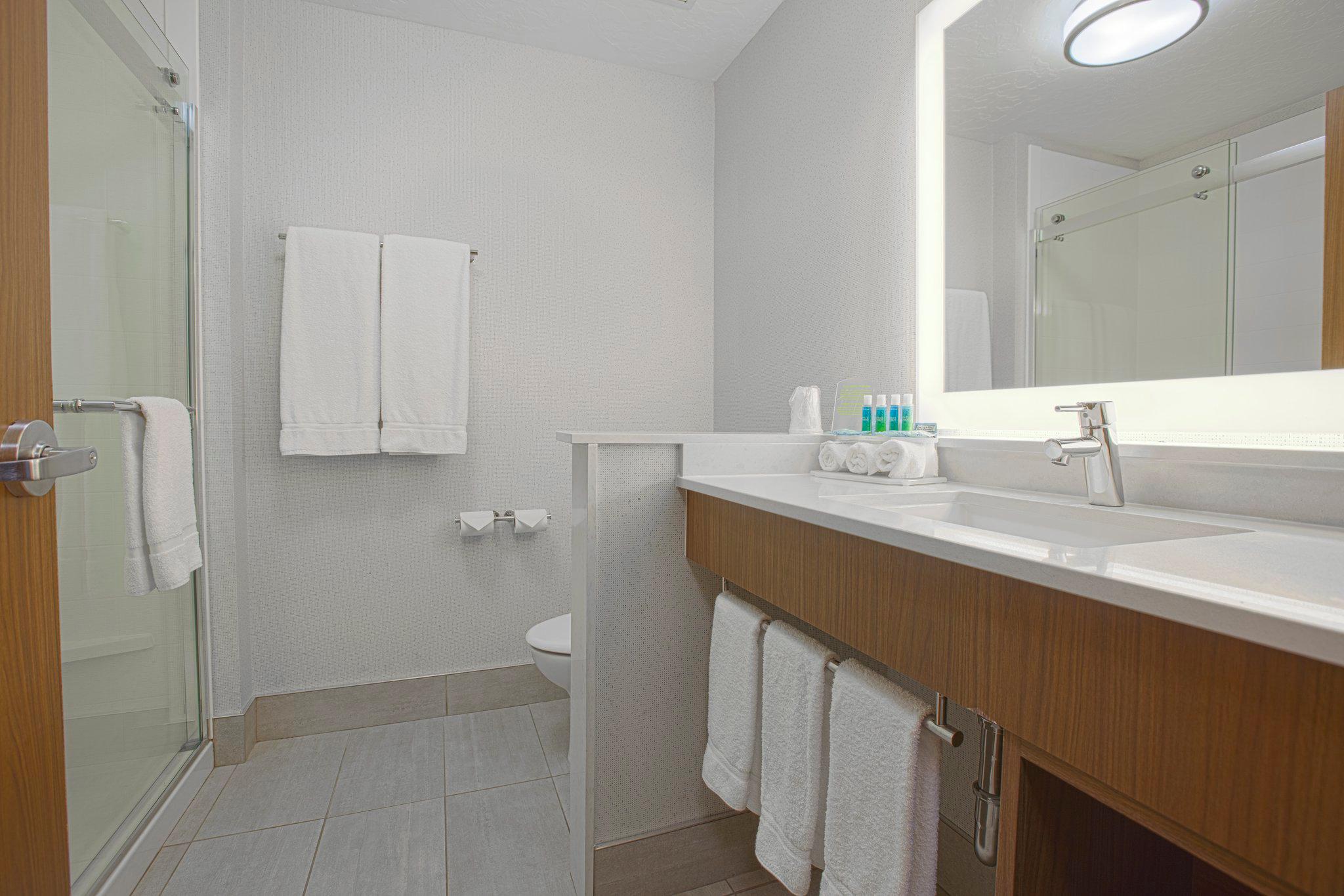 Holiday Inn Express & Suites Boise Airport Photo