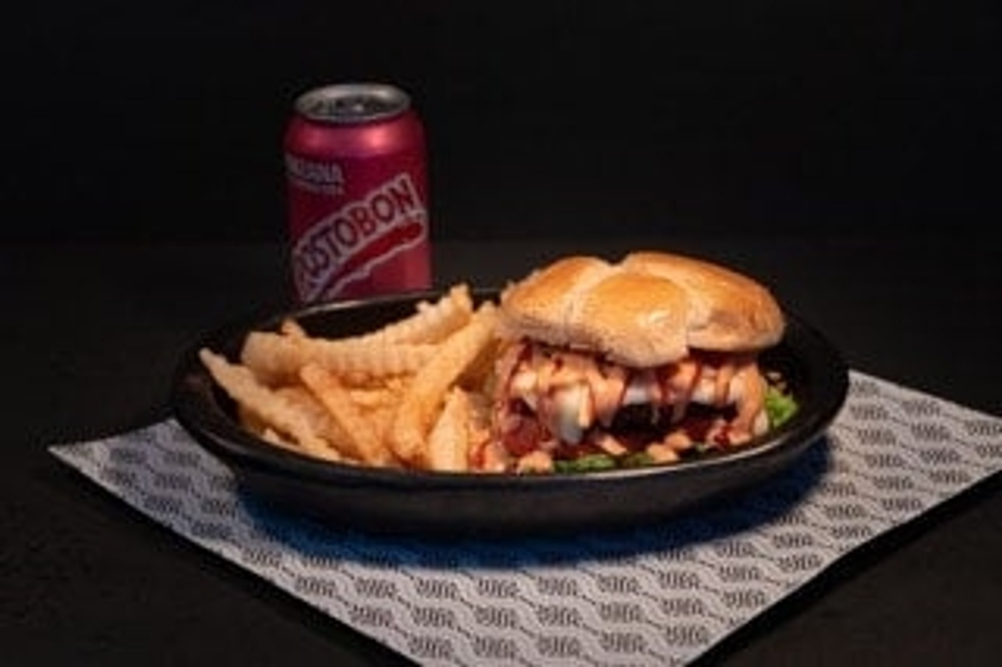 Hamburgesa yumbo con papa fritas / hamburger with French fries