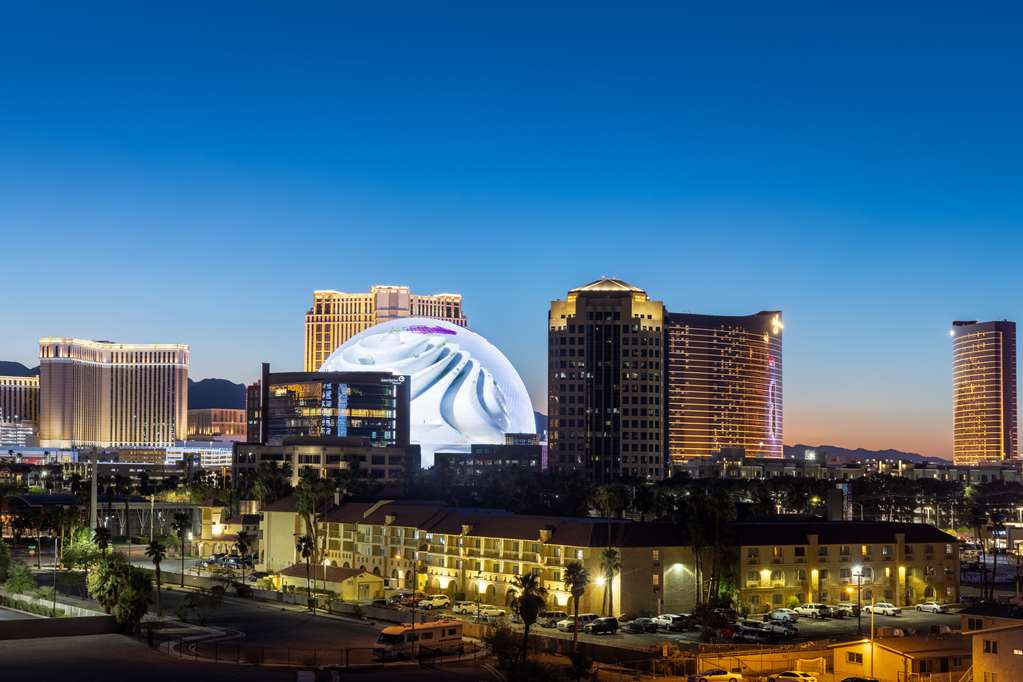 DoubleTree by Hilton Las Vegas East Flamingo Image