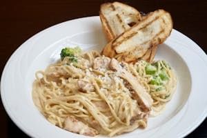 Alfredo Pasta with Broccoli & Chicken