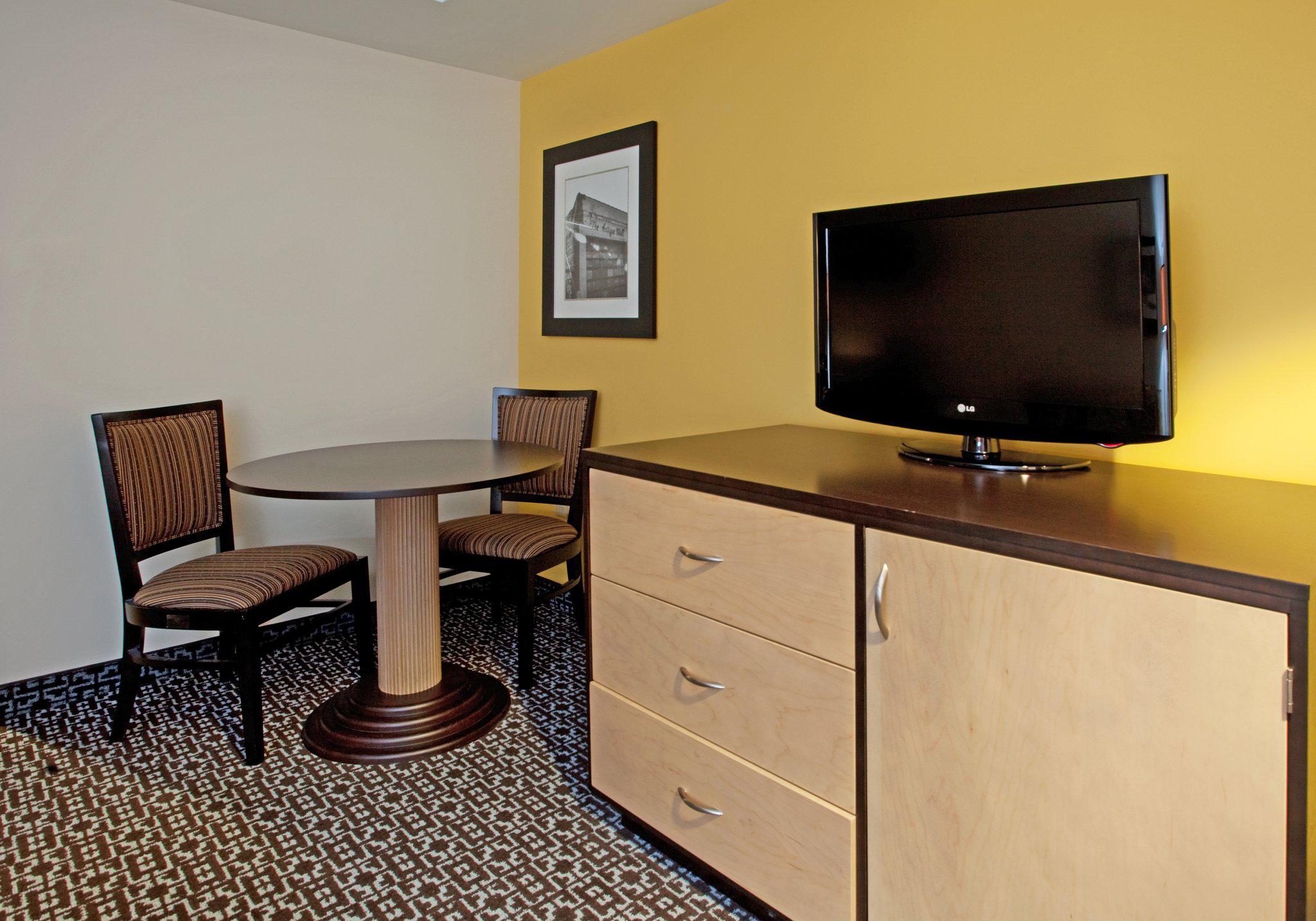 Holiday Inn & Suites Columbia-Airport Photo