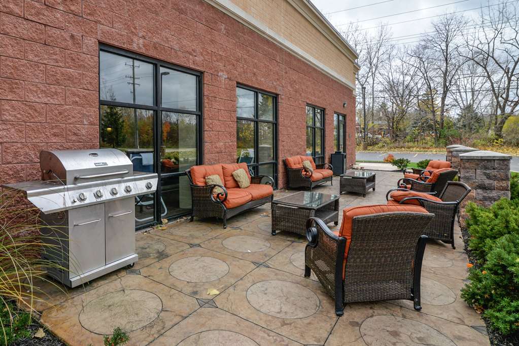 Hampton Inn &amp; Suites Detroit/Chesterfield Township Logo