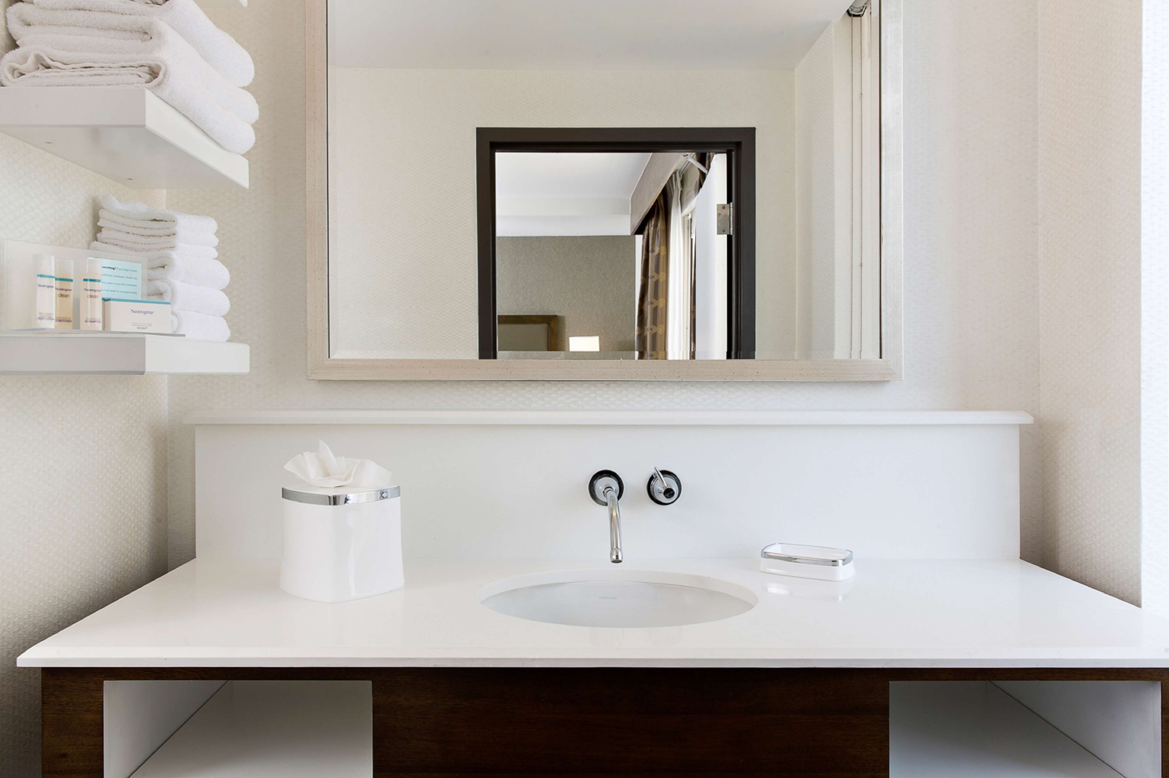 Guest room bath