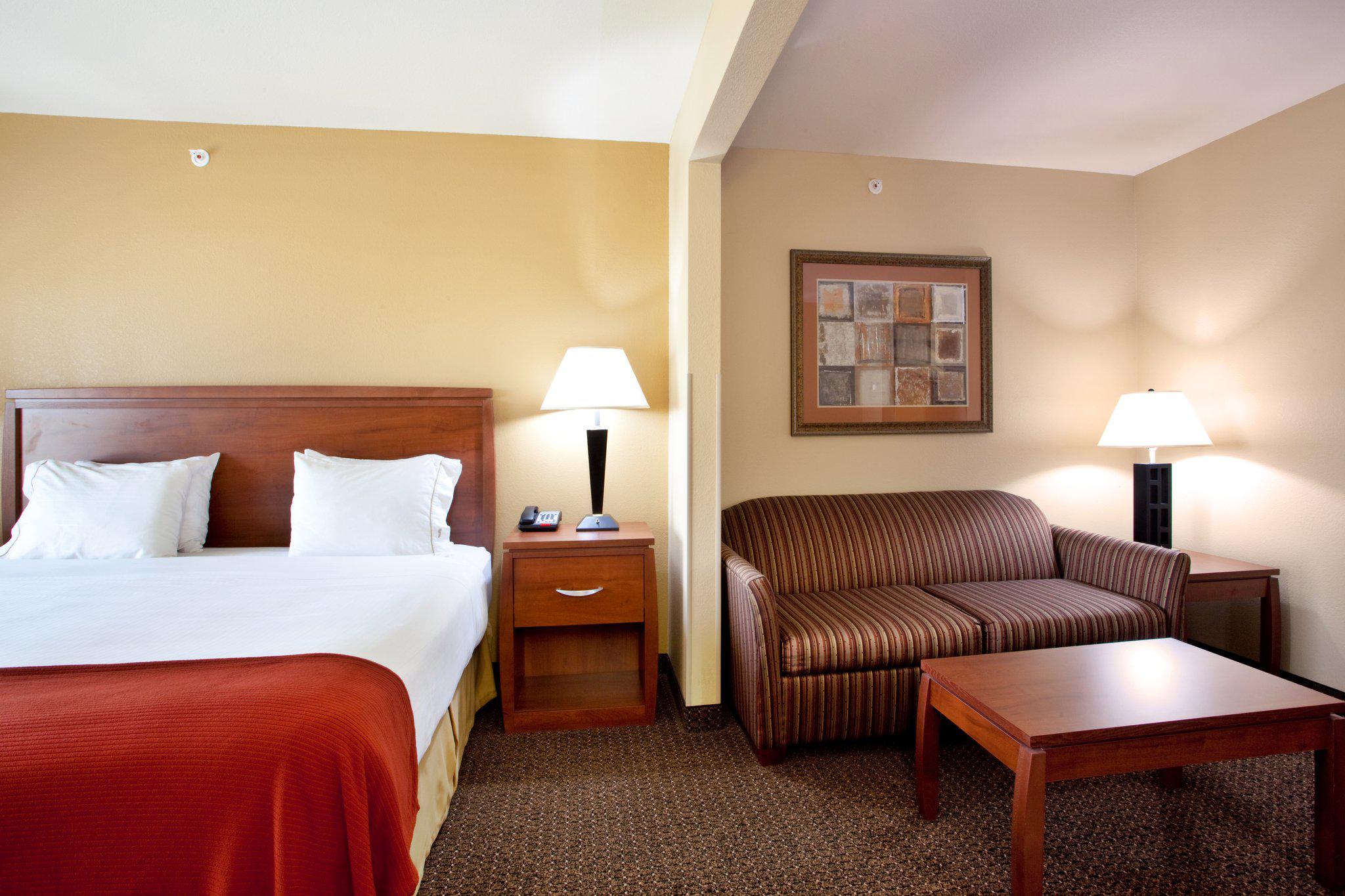 Holiday Inn Express & Suites Lewisburg Photo