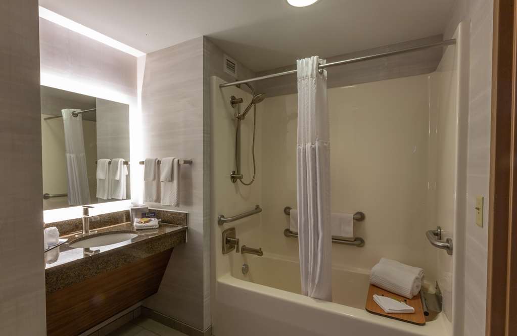 DoubleTree by Hilton Hotel Bay City - Riverfront Image