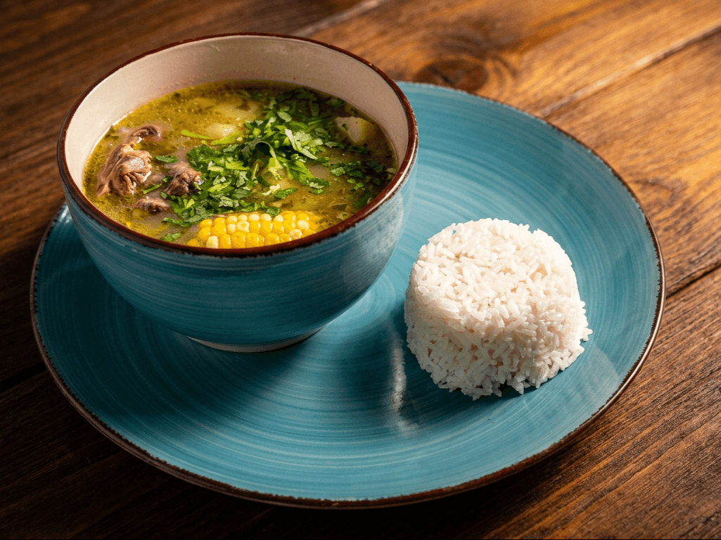 Sopa del Dia Pollo Incluye Porcion de Arroz o Arepa