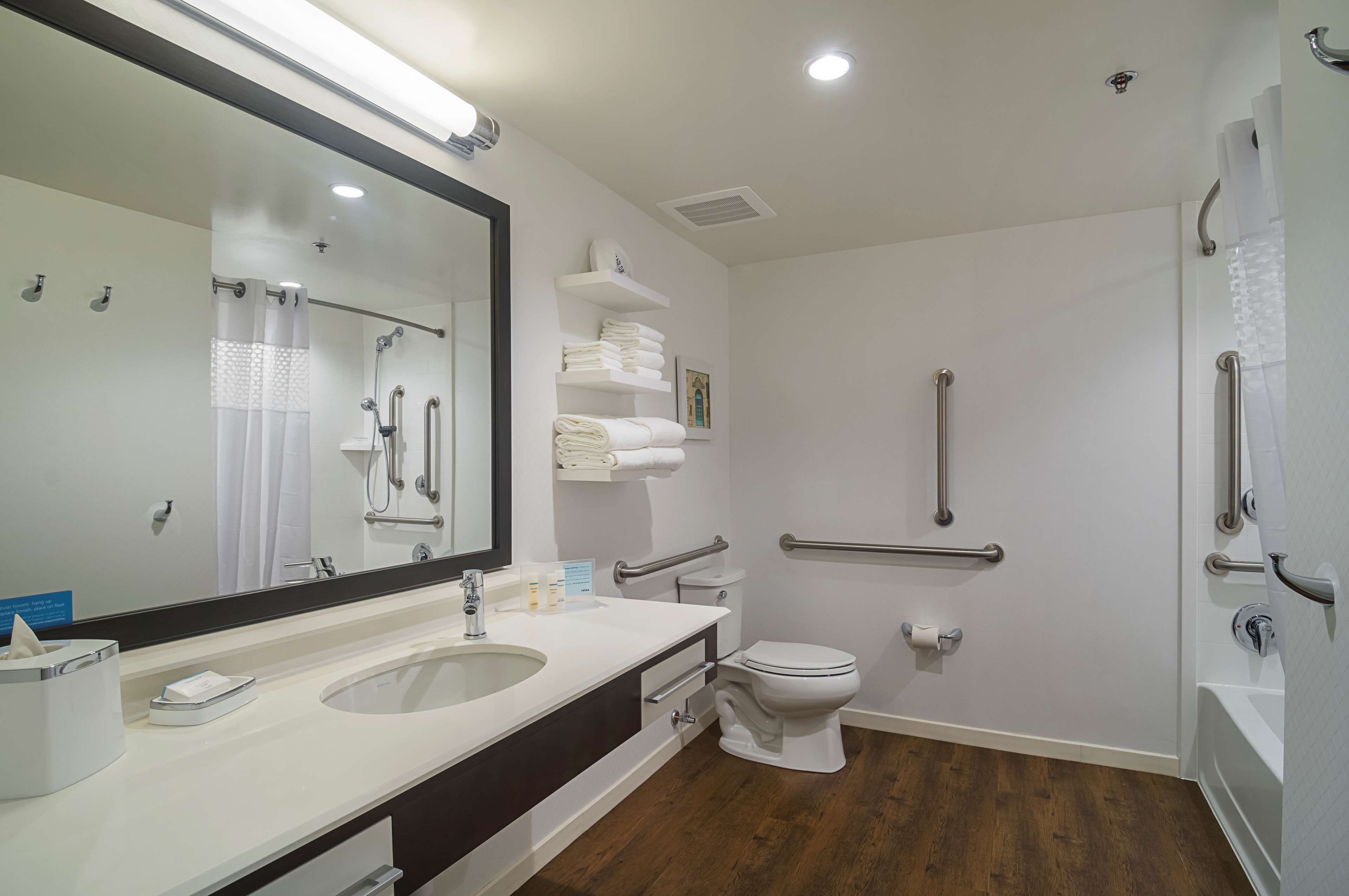 Guest room bath