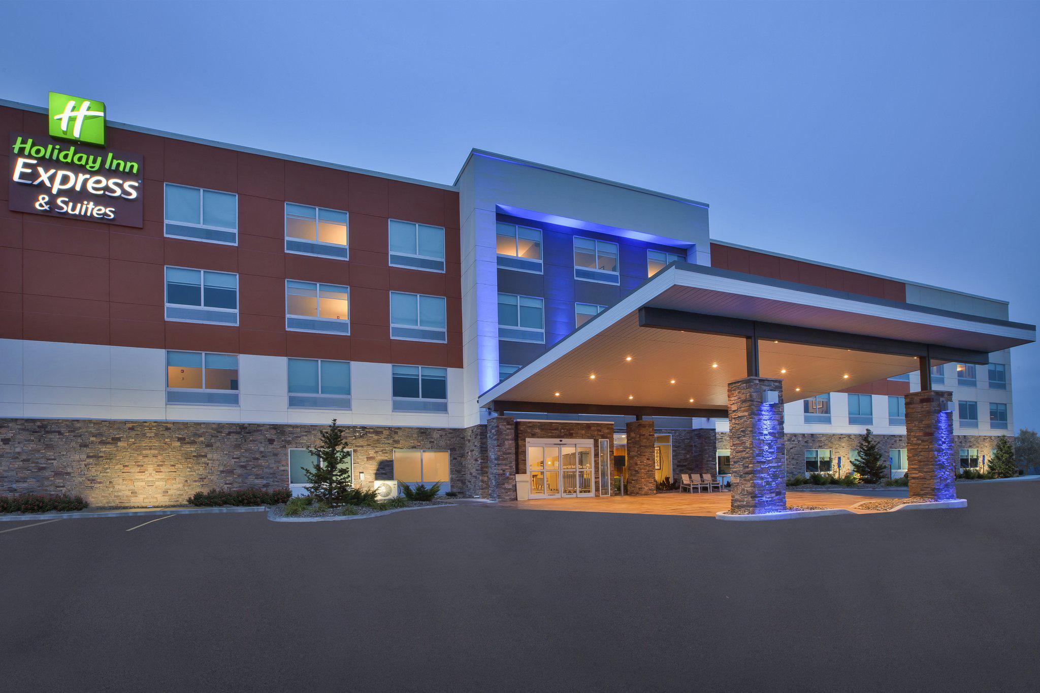 Holiday Inn Express & Suites Parkersburg East Photo