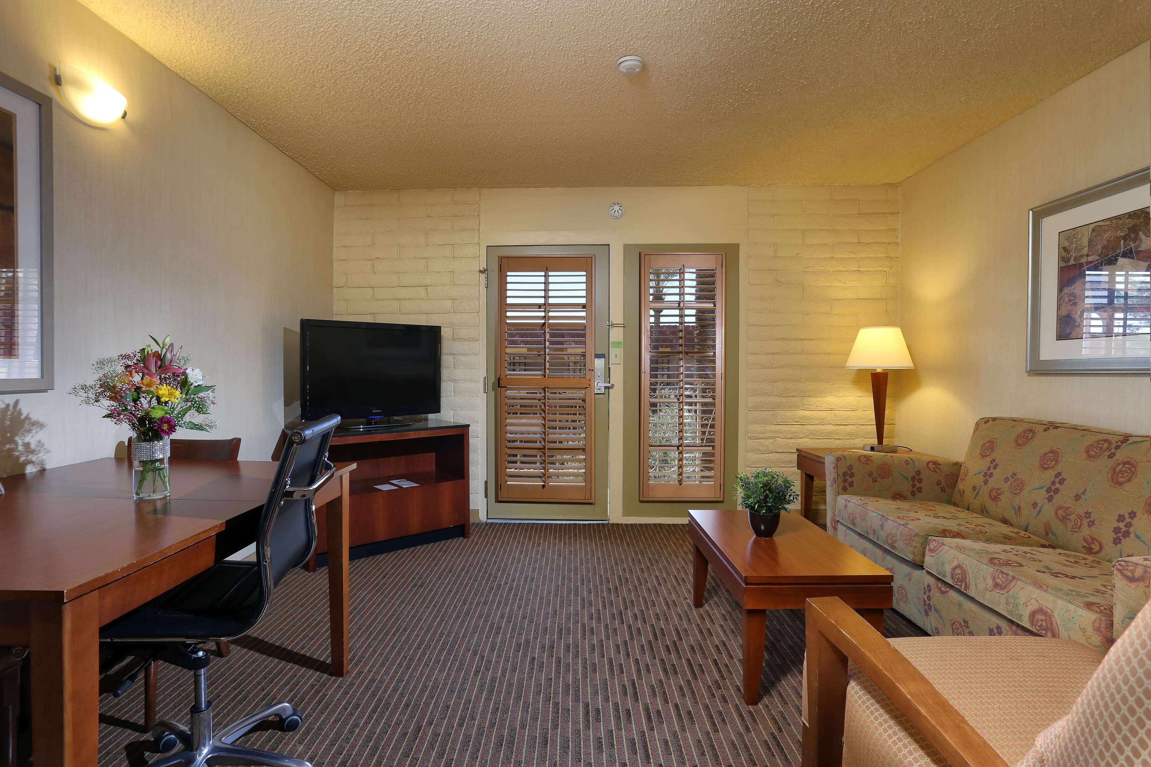 DoubleTree Suites by Hilton Hotel Tucson Airport Photo