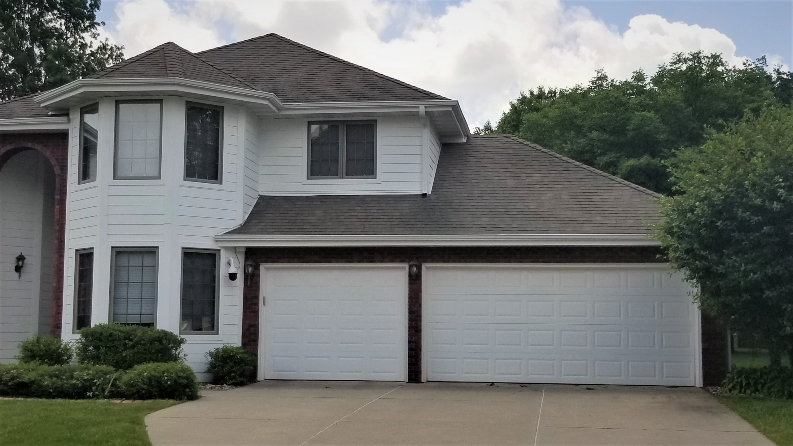 Optimax Industries LLC Logo