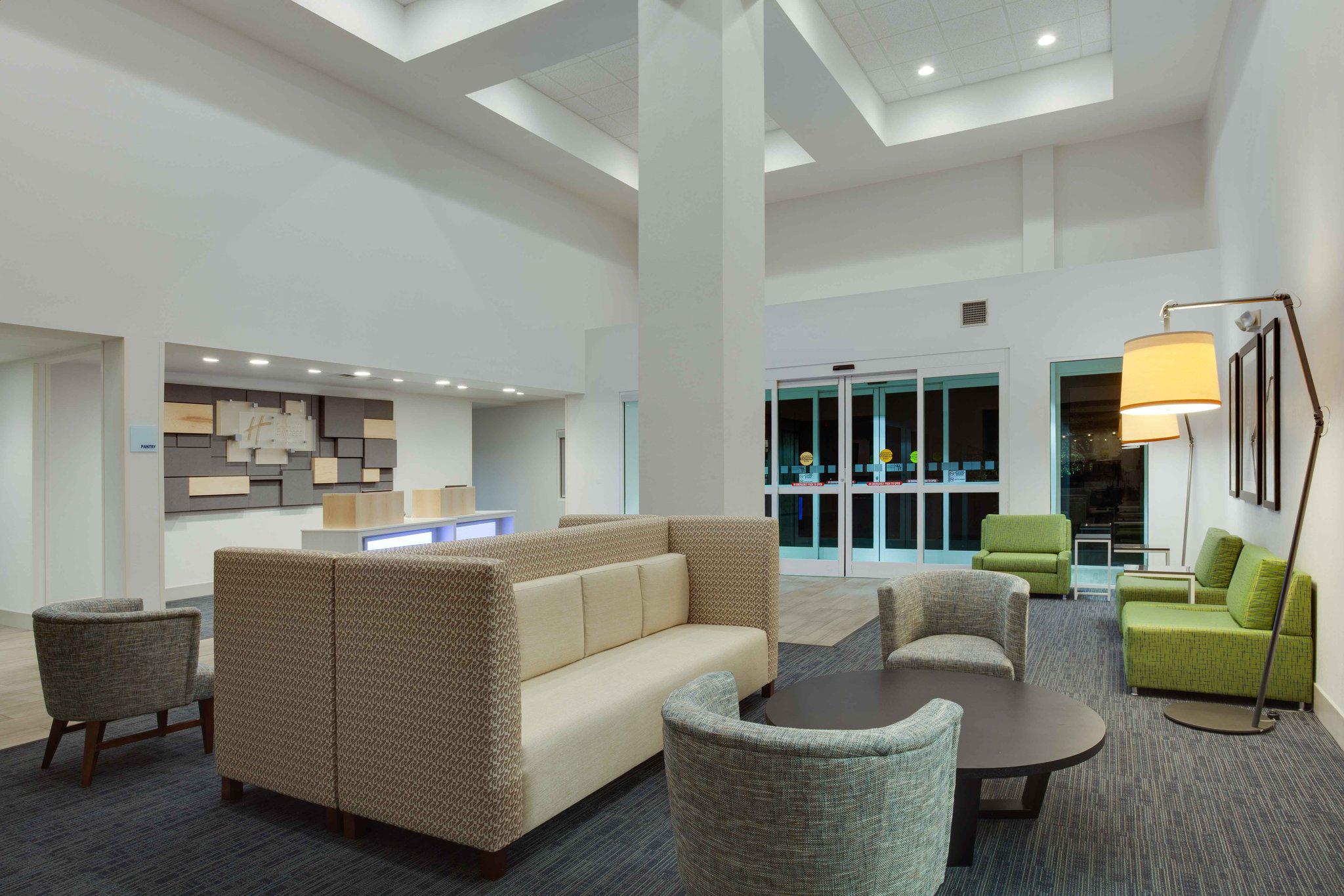 Holiday Inn Express & Suites Orlando International Airport Photo